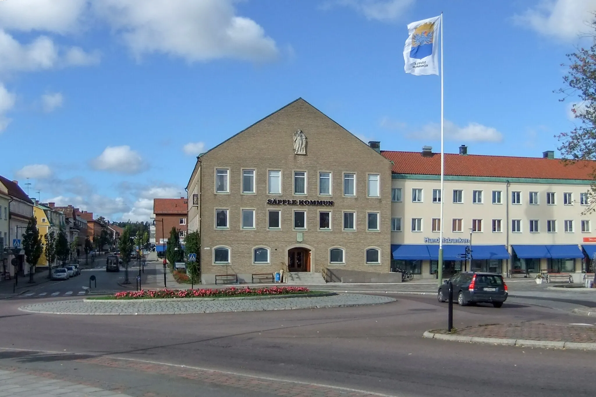 Photo showing: Säffle stadshus från öster. Till höger skymtas Kanaltorget och gatan till vänster i bild är Västra Storgatan.
