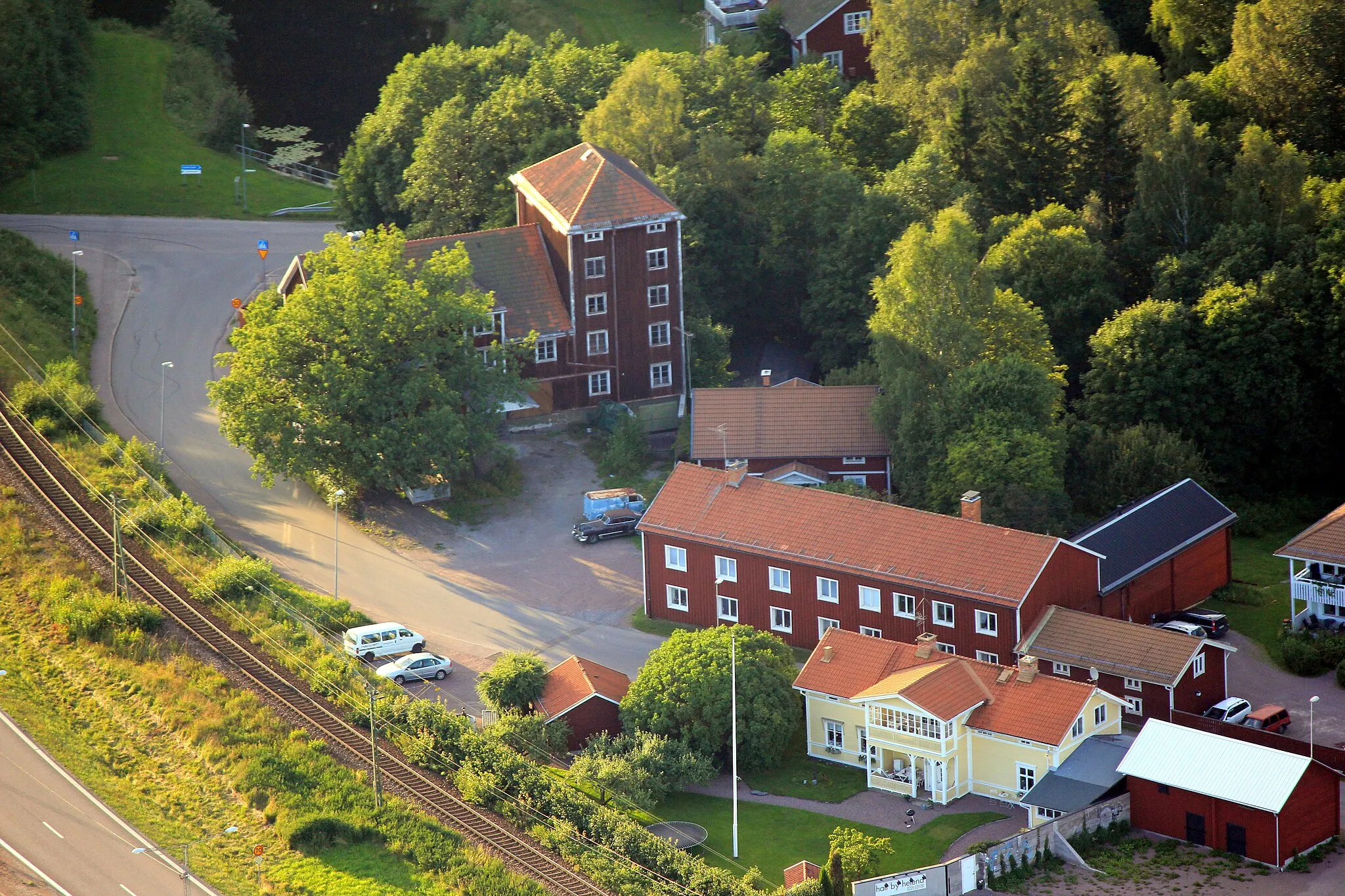 Photo showing: Flygfoto över (bland annat) Säters gamla kvarn vid järnvägen (Dalabanan), Säter, Dalarnas län, Sverige