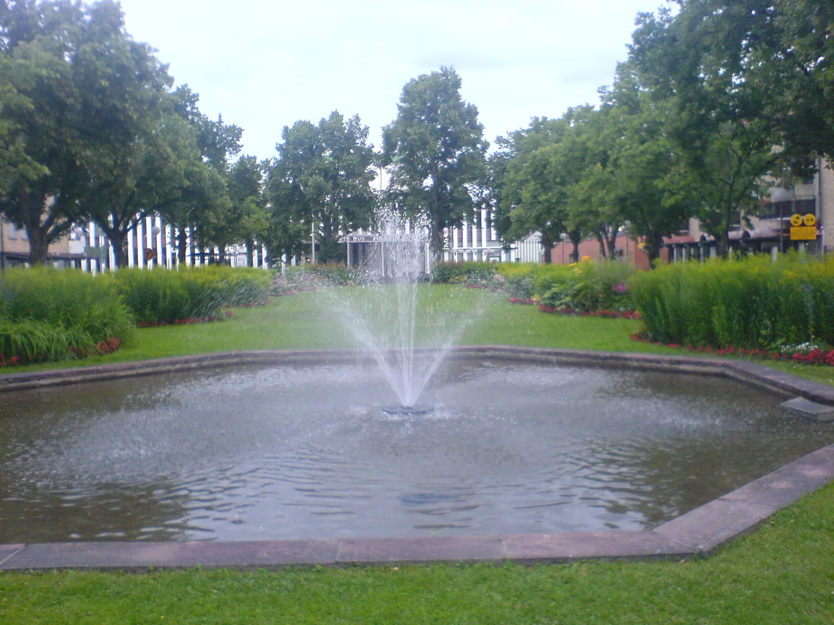 Photo showing: Fontänen i Jensasarken, Sandviken. Folkets Hus i bakgrunden