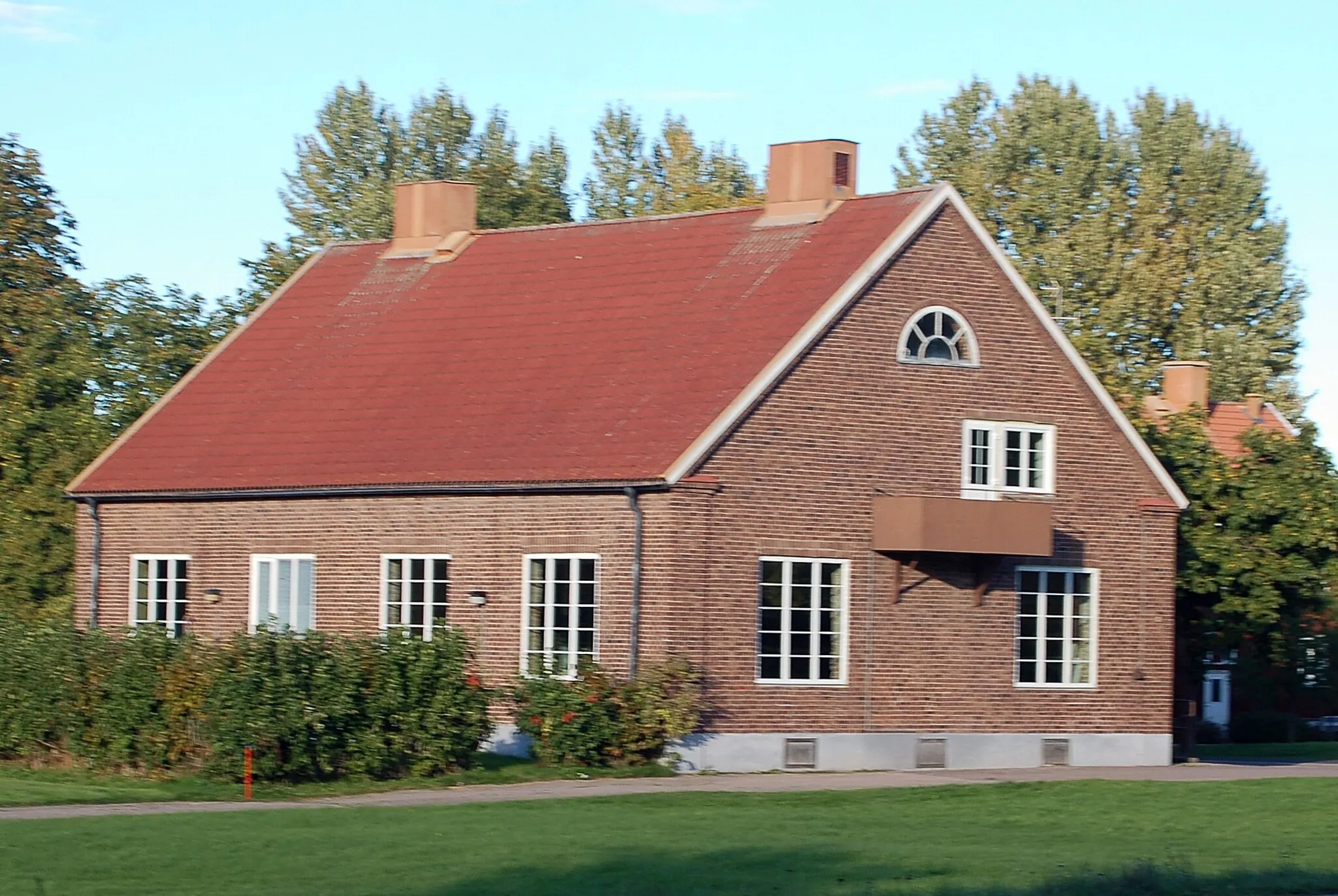 Photo showing: Badhuset i Skoghall efter att fönstren byttes ut 2015 för att återskapa byggnadens orginalutförande.