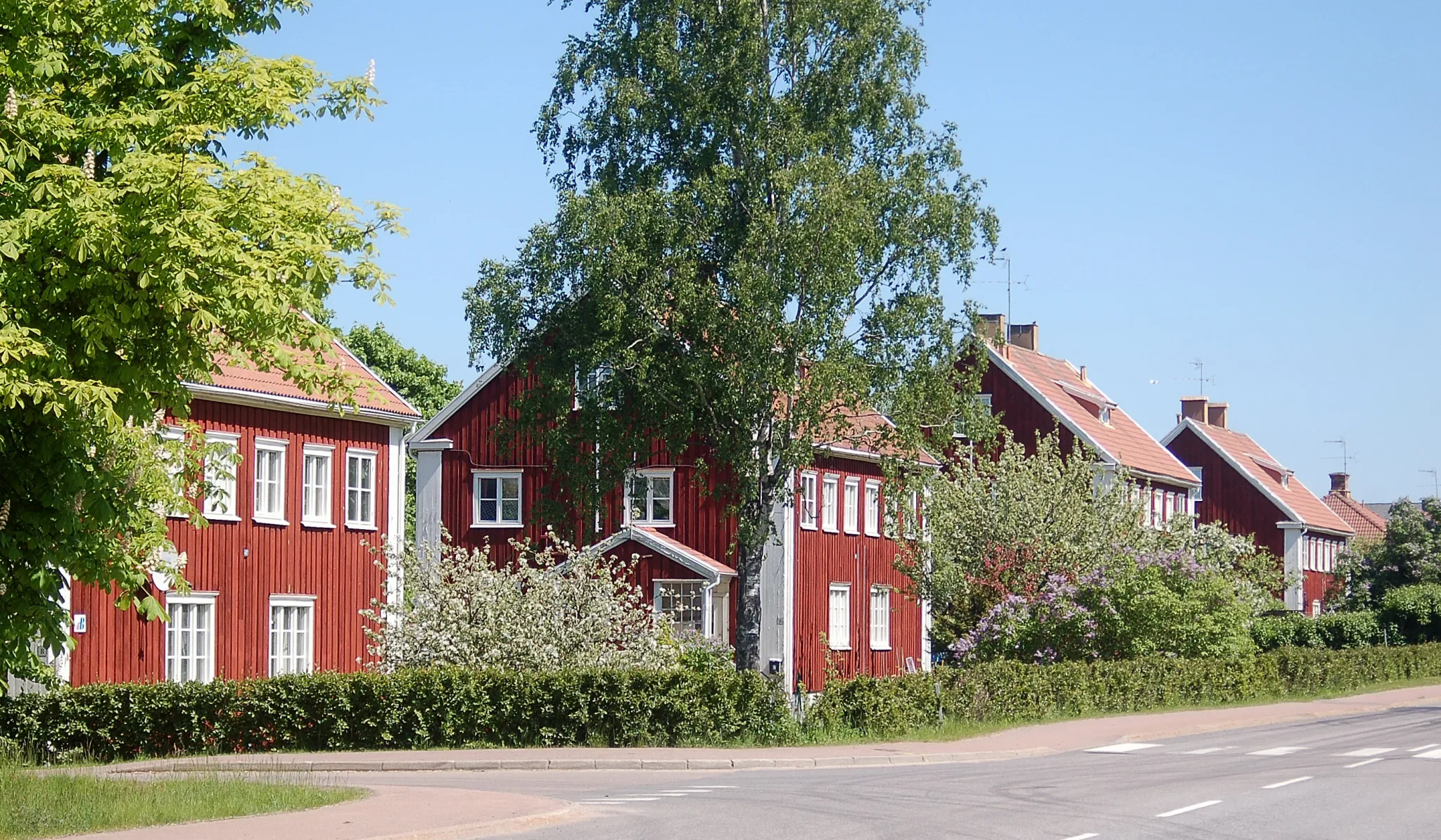 Photo showing: Bruksbostäder längs Bruksgatan i Skoghall, Sweden.