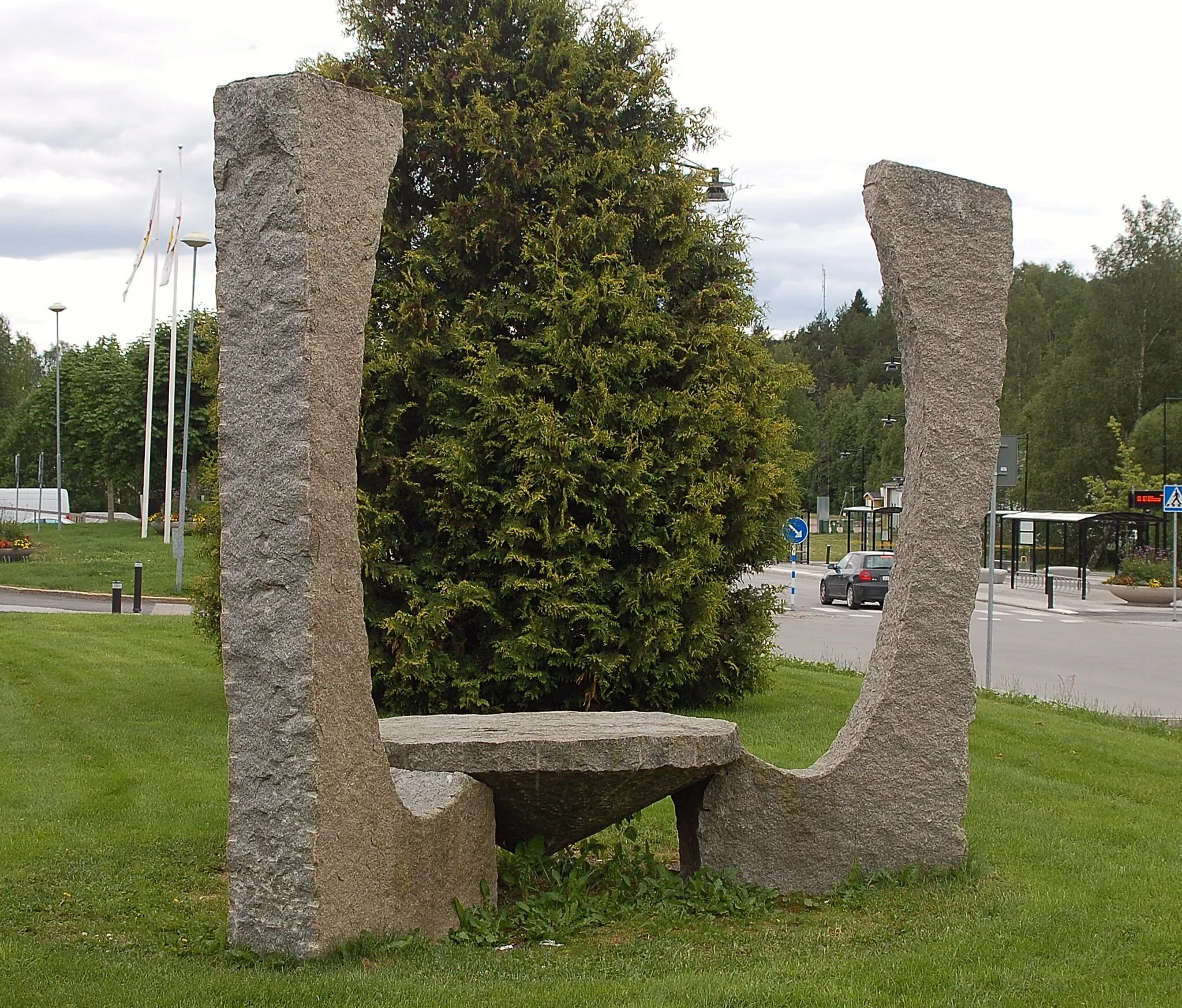 Photo showing: "Kraftsamlaren" av Lolo Funck Andersson placerad i Vålbergs centrum 2002