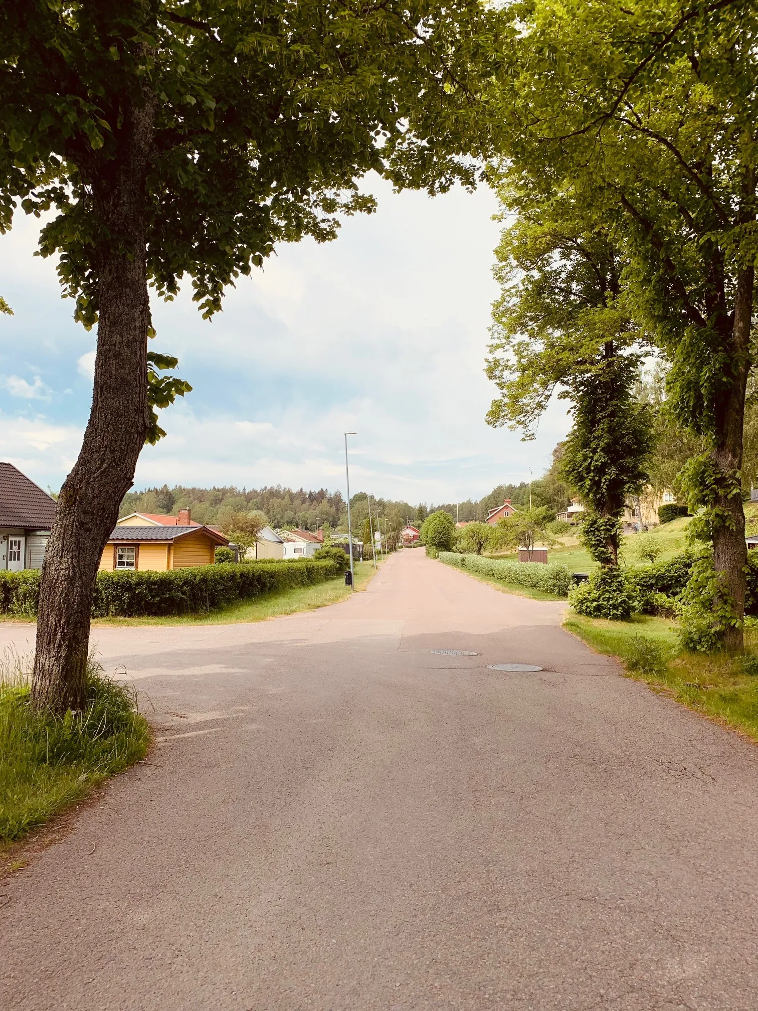 Photo showing: Crossing of Ingenjörsvägen and Tvinnaregatan at Vålberg, Karlstad Municipality, Värmland County, Sweden.