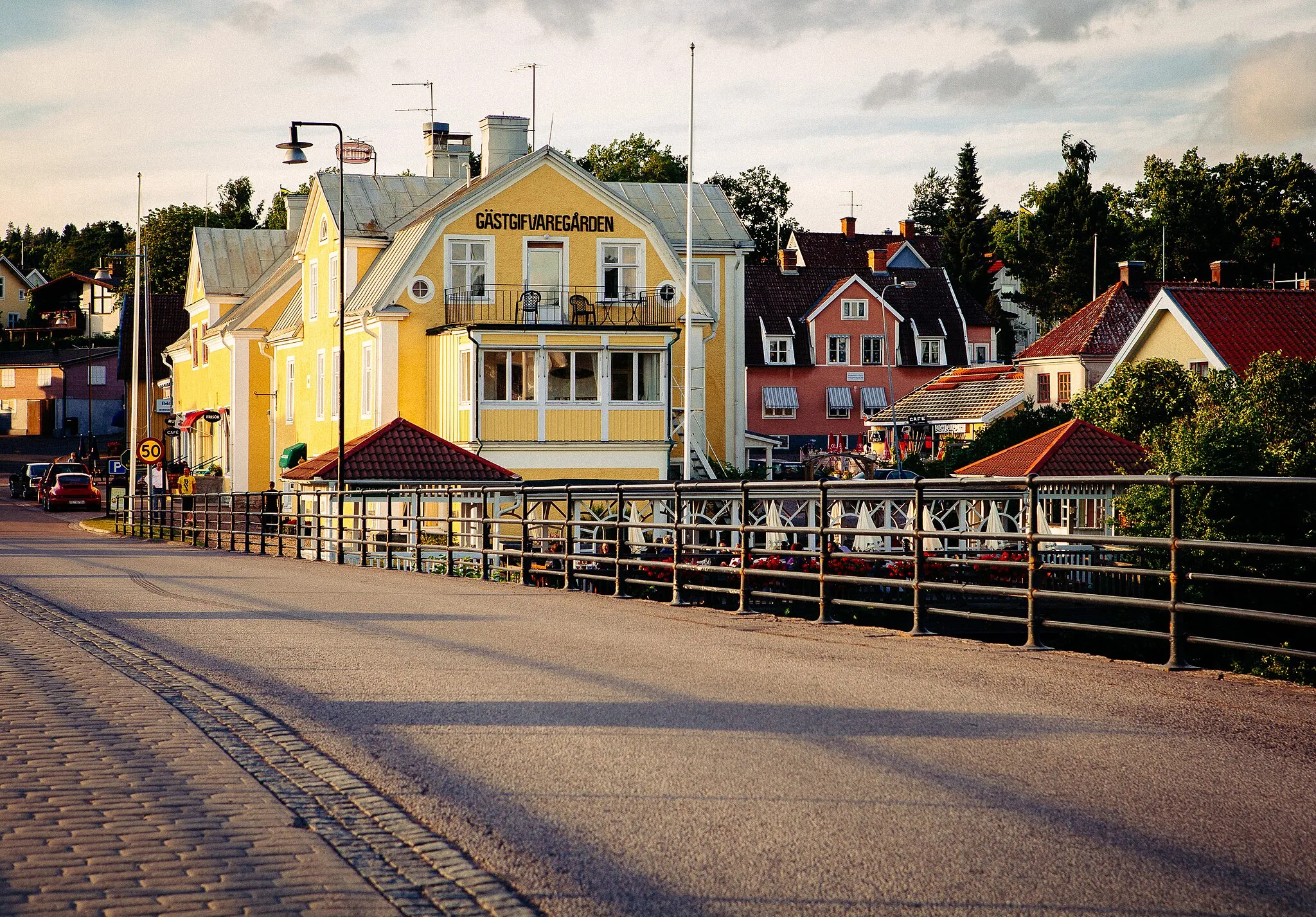 Photo showing: Gästgivaregården (Gästis) i Borensberg, sett från Strömbron. 15 juli 2013.