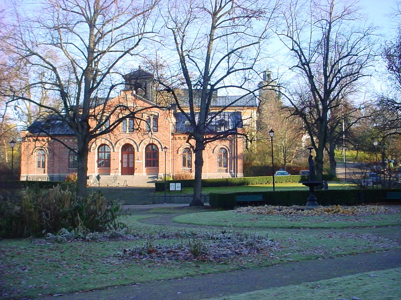 Photo showing: Afzeliiplan i Enköping med Tingshuset närmast i bakgrunden.