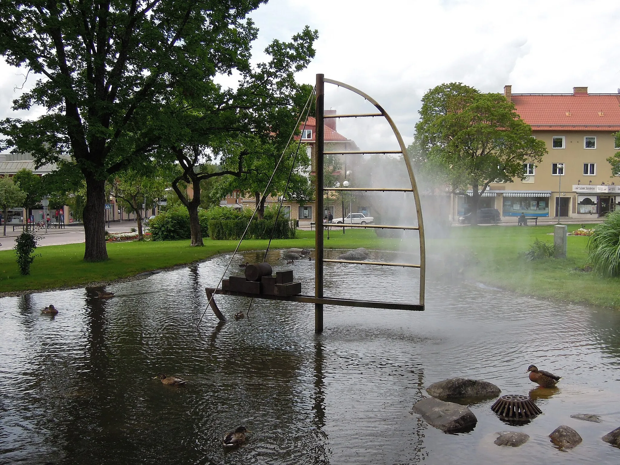 Photo showing: Skeppstecken (ship characters), Kenneth Sundh 2001 stainless steel and weathering steel. Vilhelminaparken, Fagersta Sweden