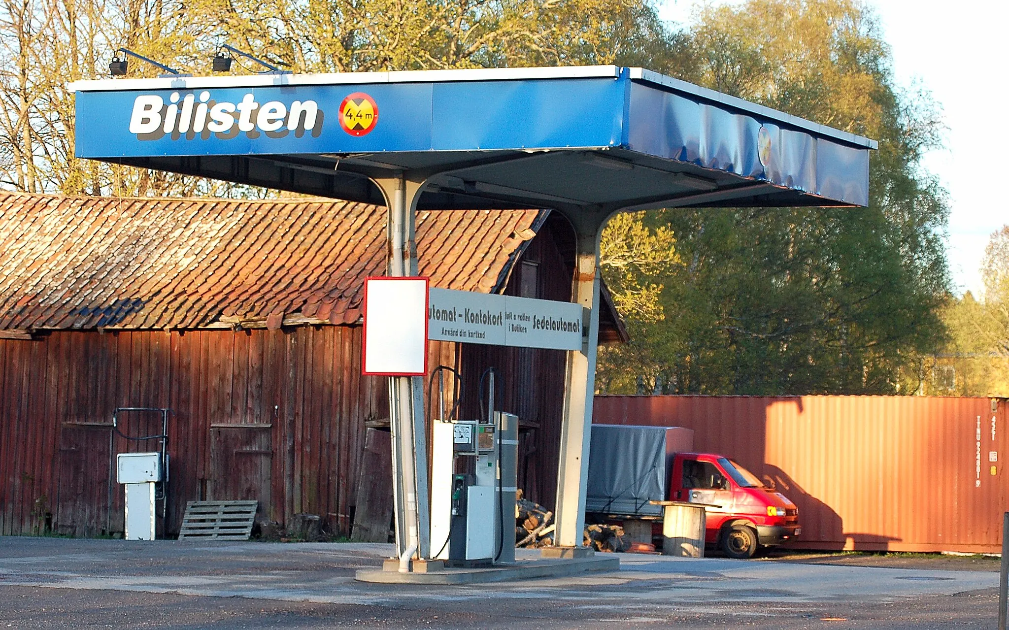 Photo showing: Bilistens bränsledepå i Gropen Fjugesta.