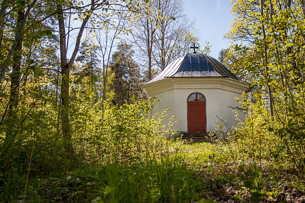 Photo showing: Gamla bårhuset i Gimo ligger fint omgiven av skog.