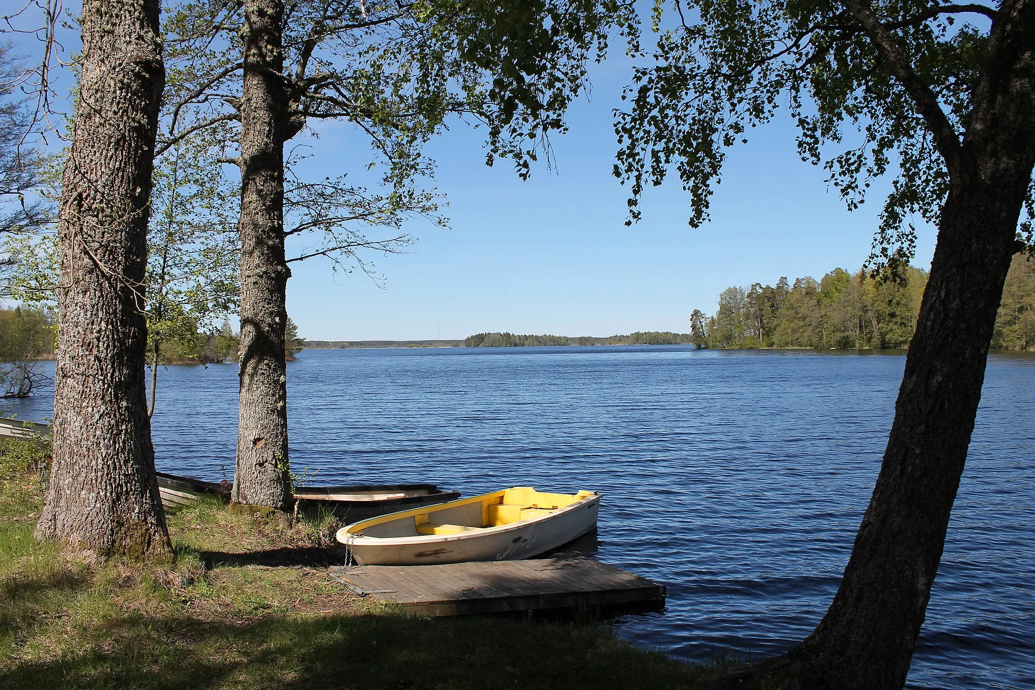 Photo showing: Gimo damm är en sjö och badplats i Gimo, Uppsala län. Kallas också Gimodammen. Här finns en populär badstrand. Förr var dammen en viktig energikälla för Gimo bruk. Dammen ligger nära Sandvik Coromant i Gimo. Fotat i maj 2019 av Jonas Pertoft.