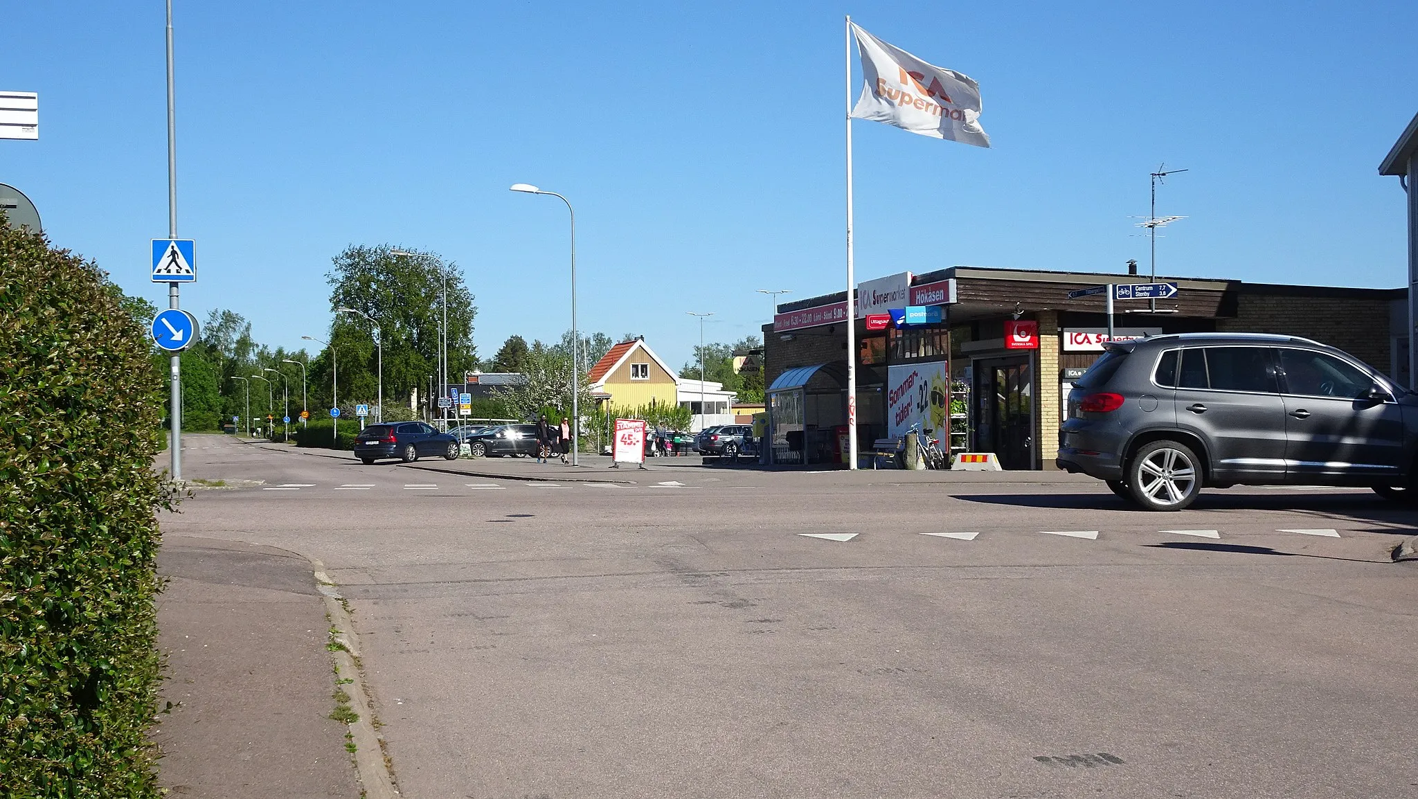 Photo showing: Hökåsen center with ICA and pizzeria. Västerås.