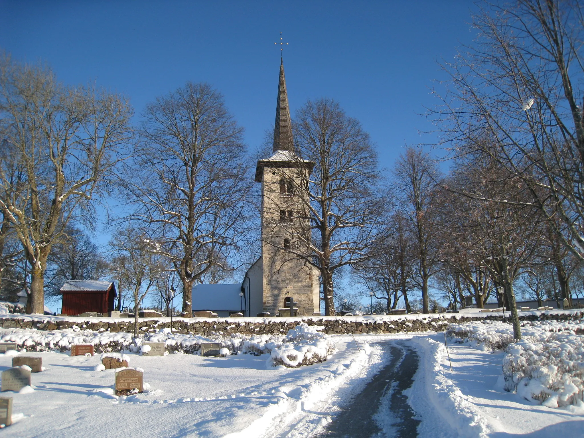 Photo showing: Hovsta kyrka i Axbergs församling, Örebro. Kyrkan ligger på slätten vid Kyrkvägen i Lillån cirka 5 km norr om Örebro och cirka 4 km söder om tätorten Hovsta.