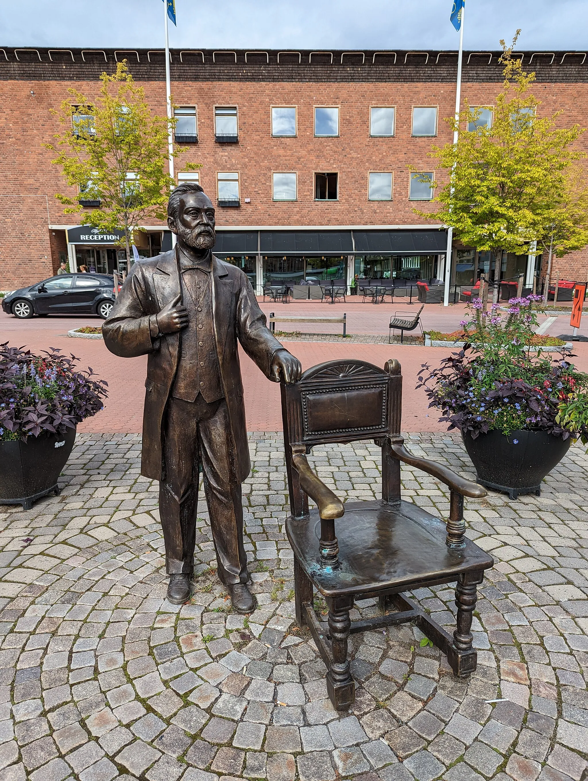 Photo showing: Staty föreställande Alfred Nobel på Alfred Nobels torg i Karlskoga den 2 september 2022.