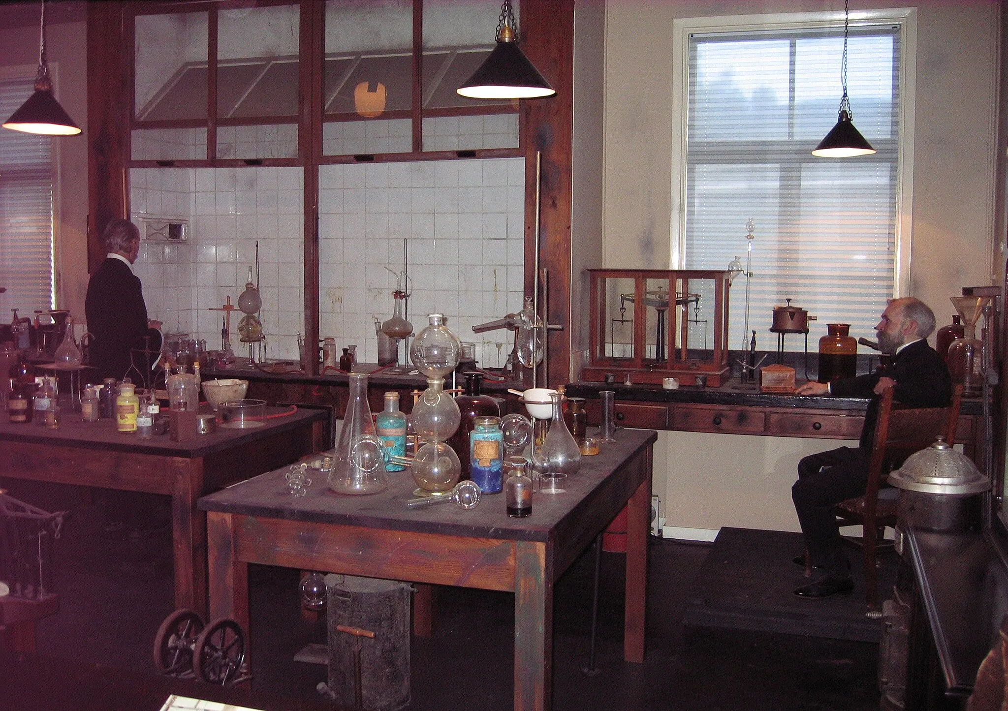 Photo showing: Recreation of Alfred Nobel's 1895 laboratory in the Nobel museum at Björkborn, Karlskoga. A likeliness of Alfred Nobel is seated in the corner.