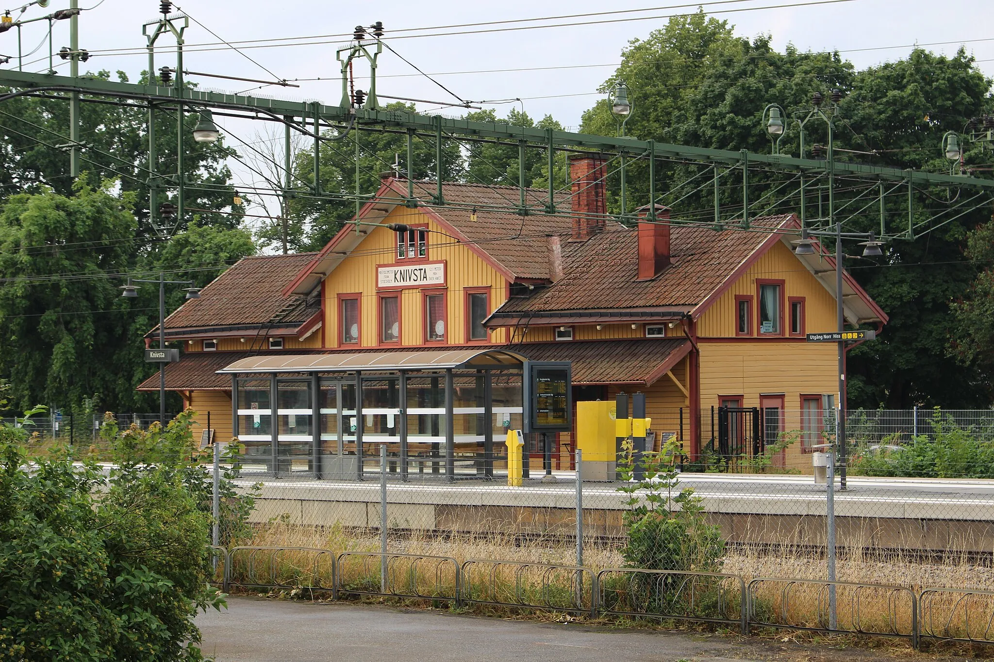 Photo showing: Knivsta stationshus