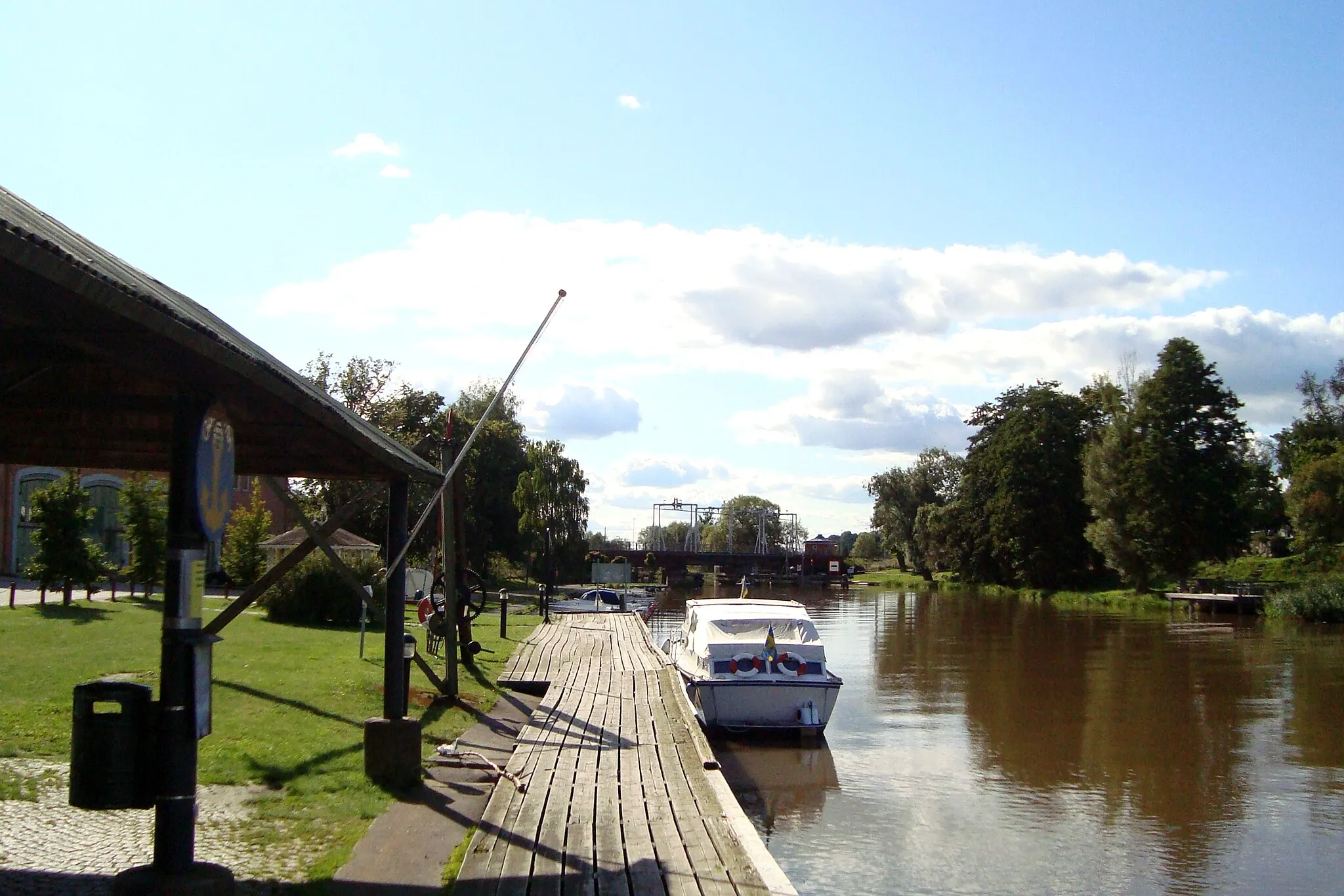 Photo showing: Harbour of Kungsör; Stream of Arboga near its mouth in lake Mälaren, Sweden.