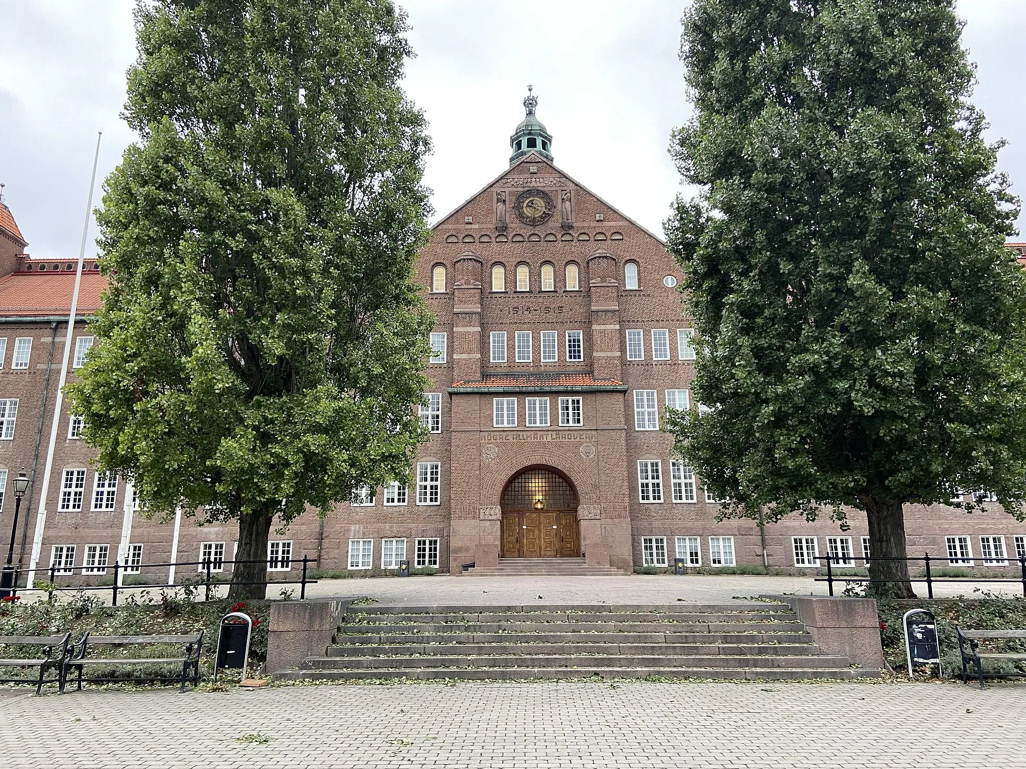 Photo showing: Framsidan av Katedralskolan, Linköping. Huvudentré.