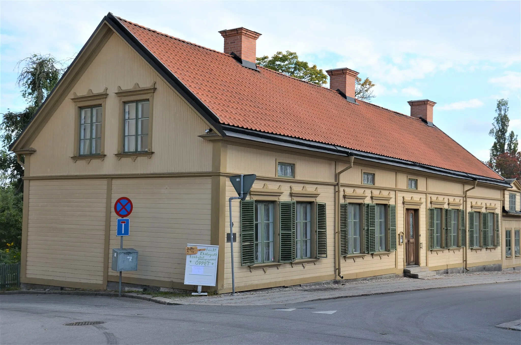 Photo showing: It is not clear whether freedom of panorama applies to this image.
This is a depiction of a building in Sweden. The depicted work is believed to be protected by copyright. According to Article 24 of the Swedish copyright act, "Works of art may be depicted if they are permanently placed on or at a public place outdoors" and "Buildings may be freely depicted." It has been widely accepted that this provision made distribution of depictions such as this one legal.
On 4 April 2016, however, the Supreme Court of Sweden issued a statement that the first paragraph in Article 24 does not extend to publication of works of art in online repositories, and on 6 July 2017, a lower court ruled that linking to depictions of copyrighted works of art hosted by Wikimedia (including on Commons) in a database constitutes copyright infringement. See COM:CRT/Sweden#Freedom of panorama for more information.
The second paragraph in the article, about buildings, was not evaluated in the statement or ruling.
The implications of these decisions on Commons' ability to continue to distribute this and other depictions like it are currently under analysis.

Reusing or linking to this file can have legal consequences, unless the artist has died before 1 Jan 1953, to which either {{PD-Sweden-photo}} or {{PD-old-70}} may apply. You are solely responsible for ensuring that you do not infringe the copyright belonging to someone else. See our general disclaimer for more information.