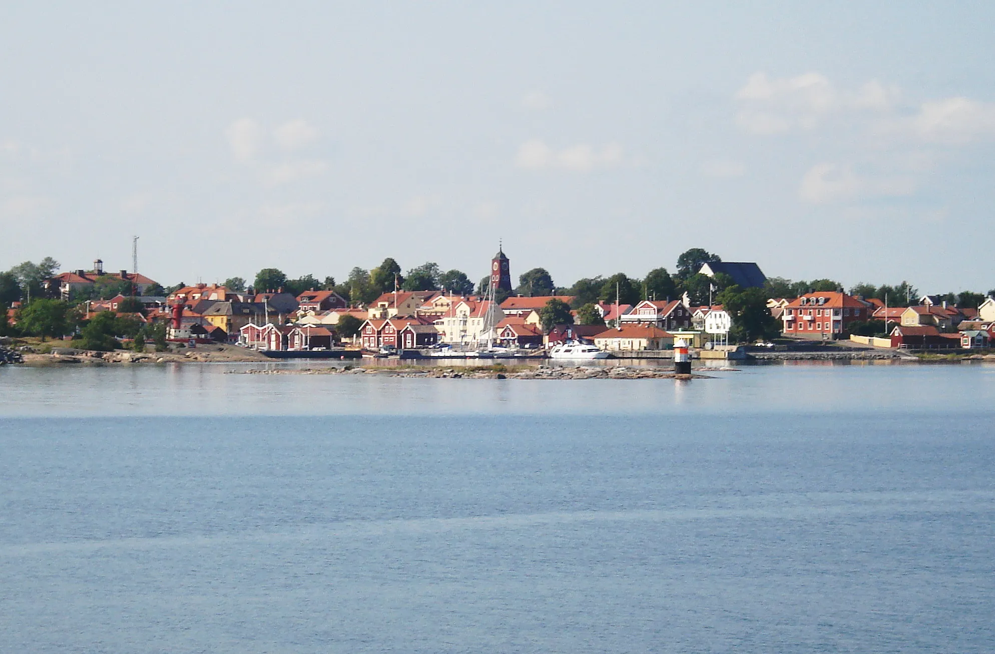 Photo showing: Öregund seen from the ferry between Gräsö and Öregrund