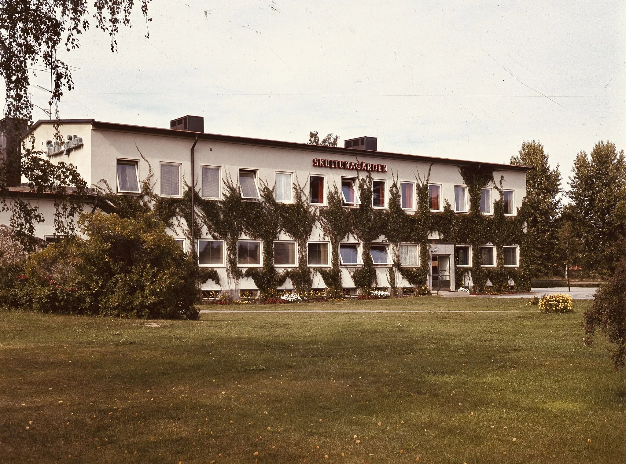 Photo showing: Skultunagården, som stod färdig vid mitten av 1940-talet, fotograferad 1970.