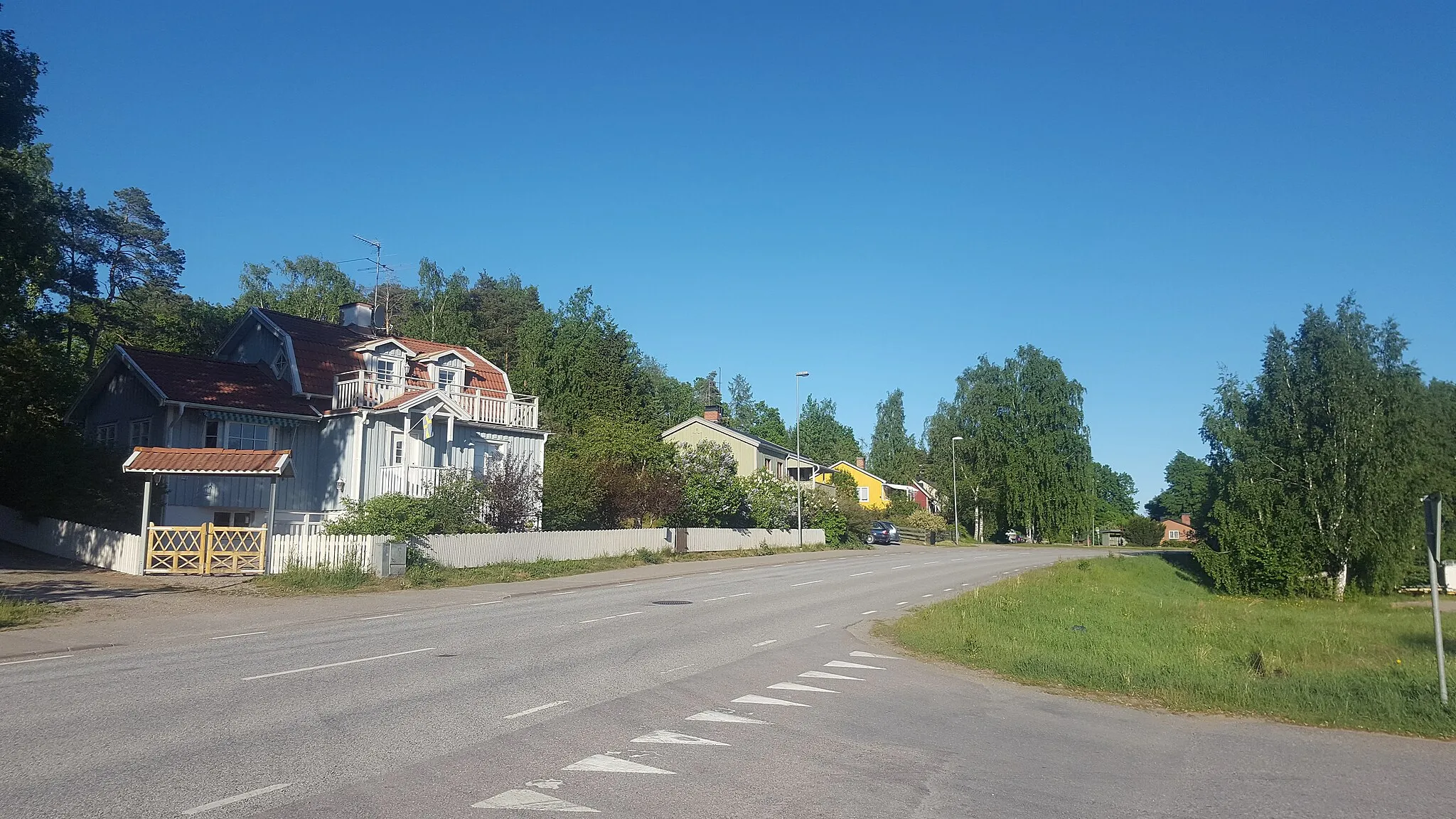 Photo showing: Empty street in small town in Sweden