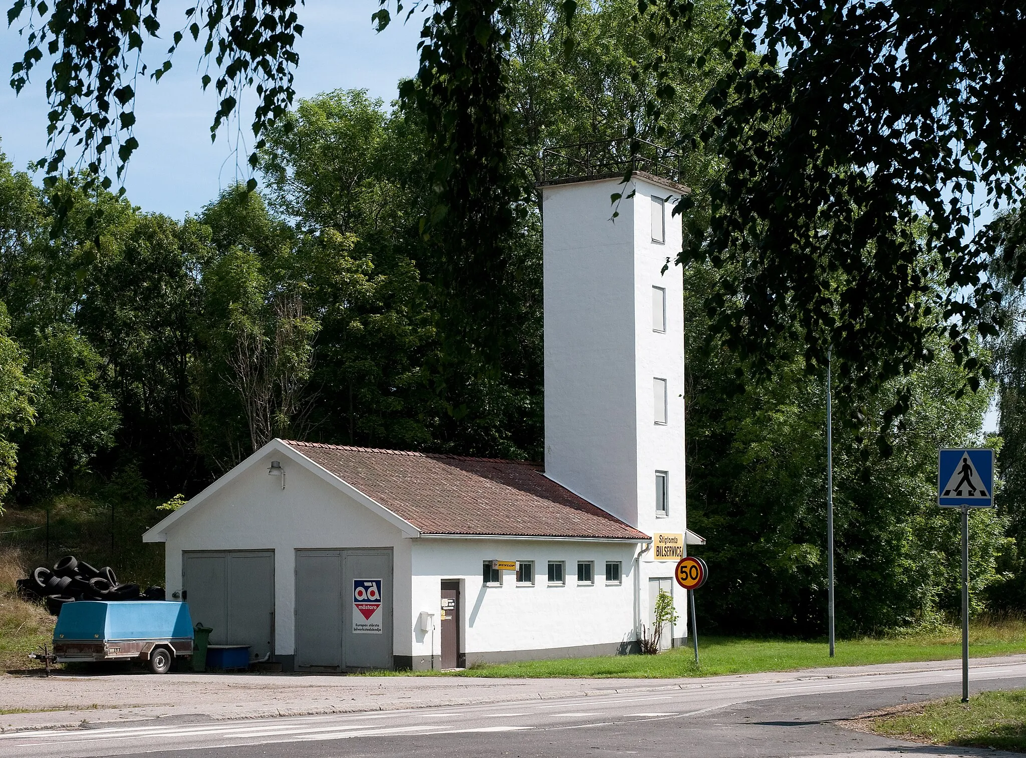 Photo showing: Stigtomta old fire station. Swedish national road 52.