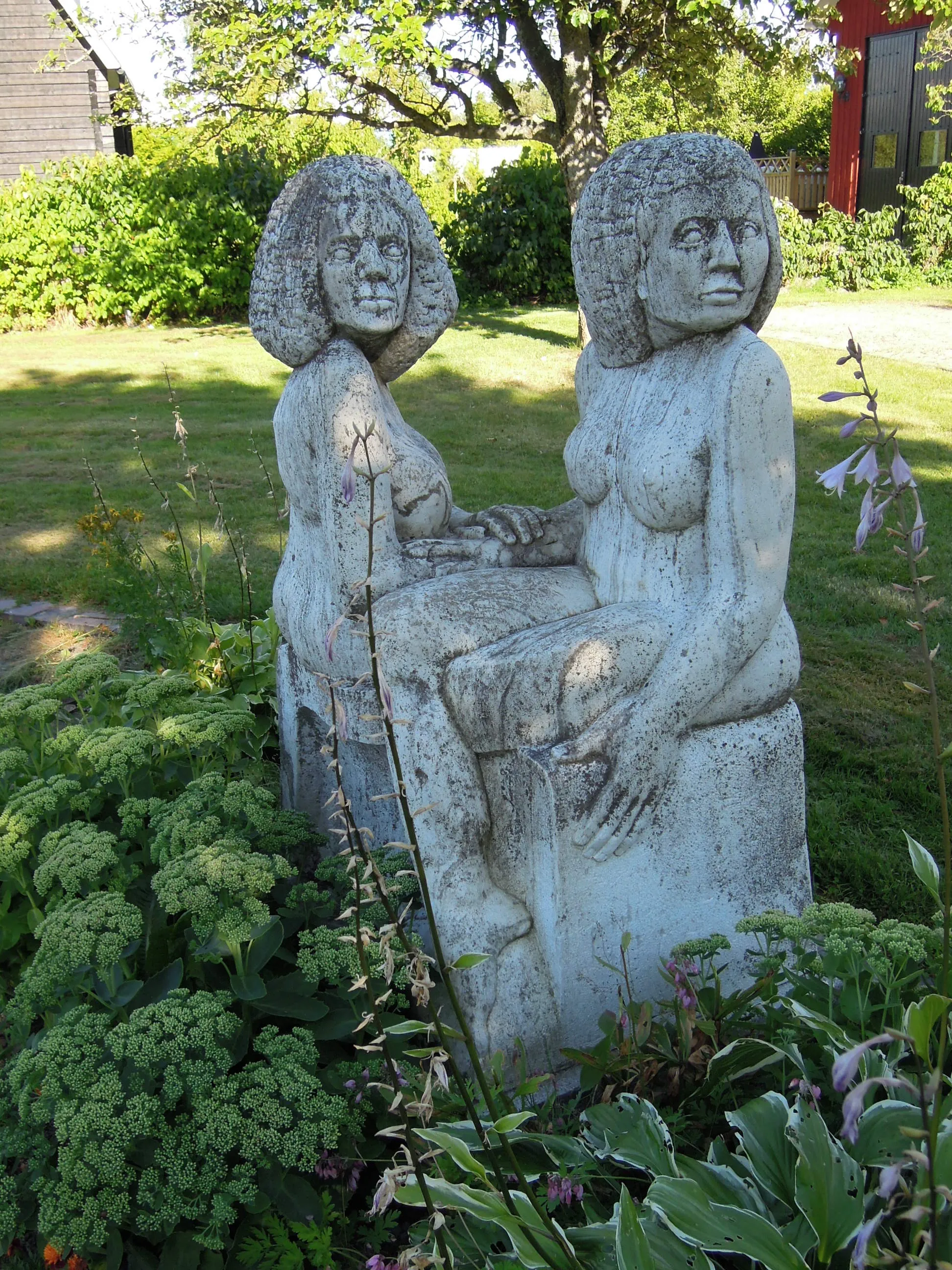 Photo showing: Paret (The couple) by Rolf Steiner. 1990. Granite. Kvistbergavägen Tillberga, Västerås, Sweden