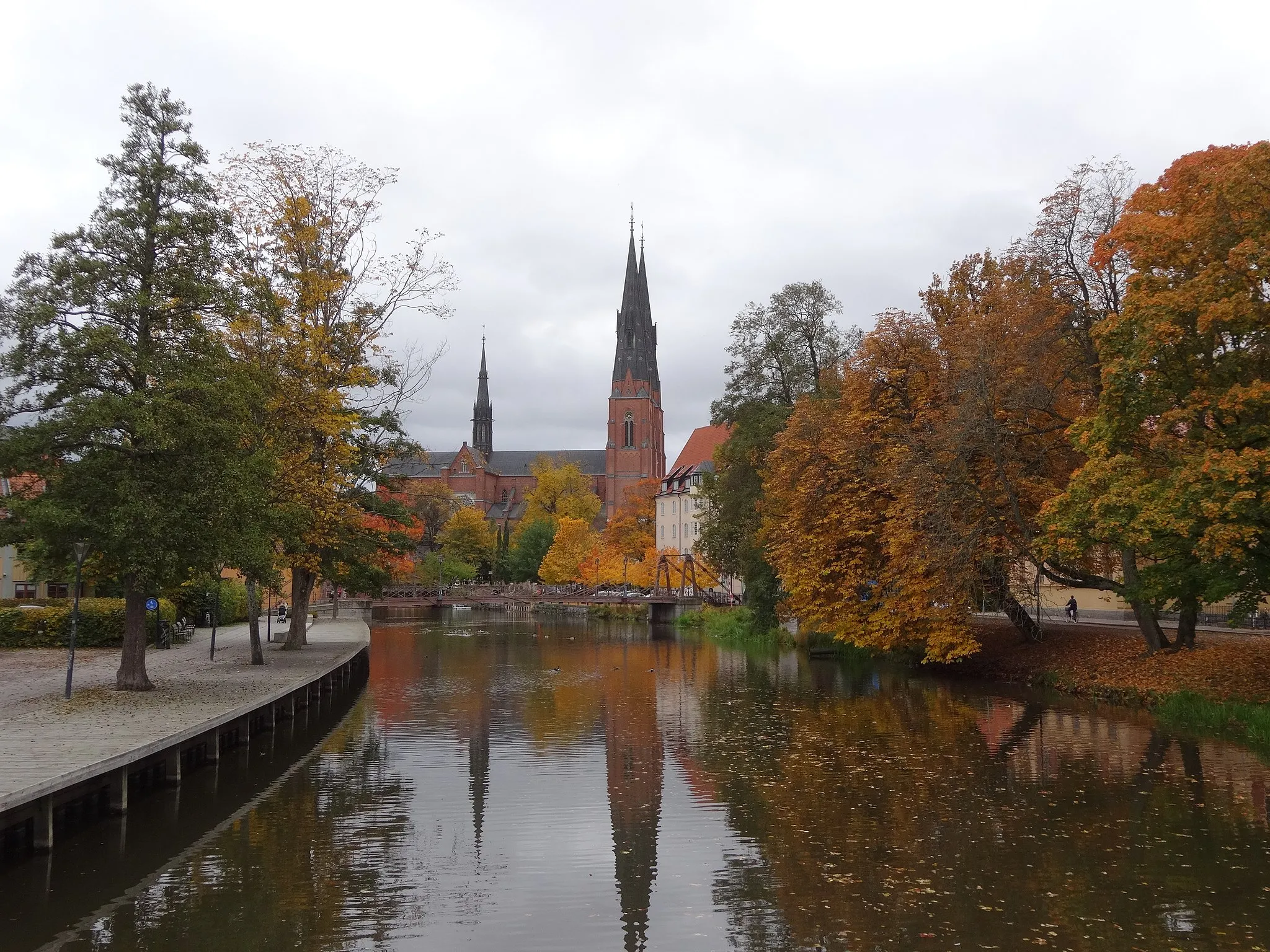 Photo showing: Uppsala cathedral reflecting in river Fyris