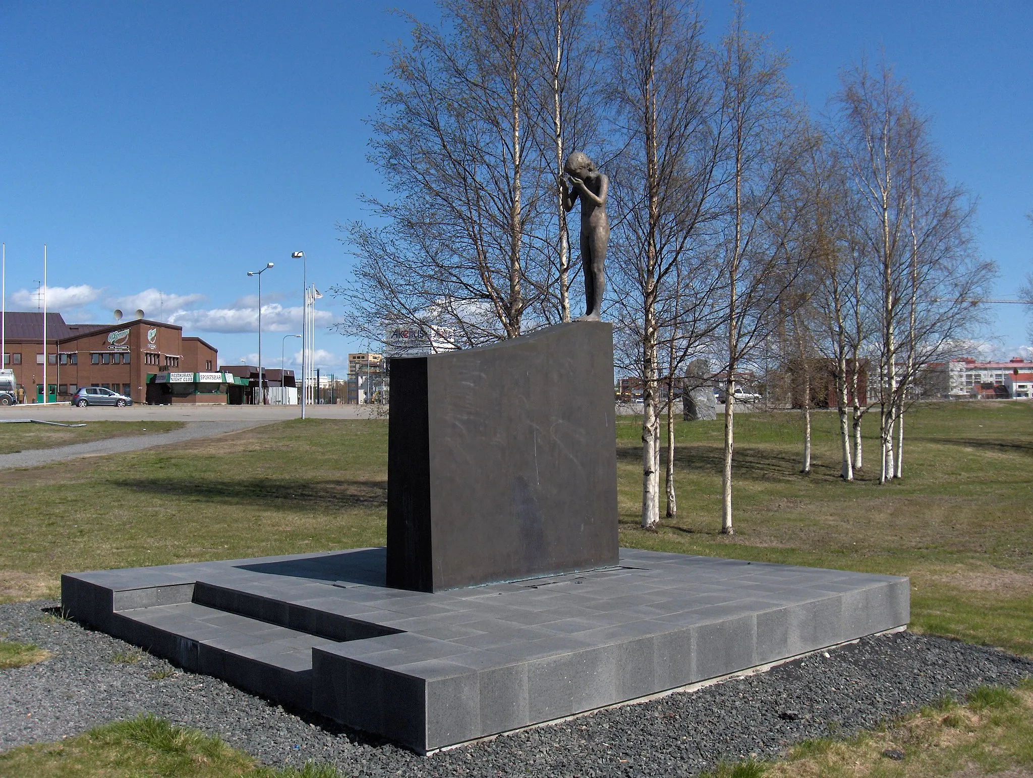 Photo showing: Memorial commemorating the Finnish children evacuated to Sweden during World War II, Haparanda, Sweden. The sculpture was designed by Anna Jäämeri-Ruusuvuori and unveiled on 26 April 2005. The buildings on the right of the photograph (behind the trees) are across the border in Tornio, Finland.