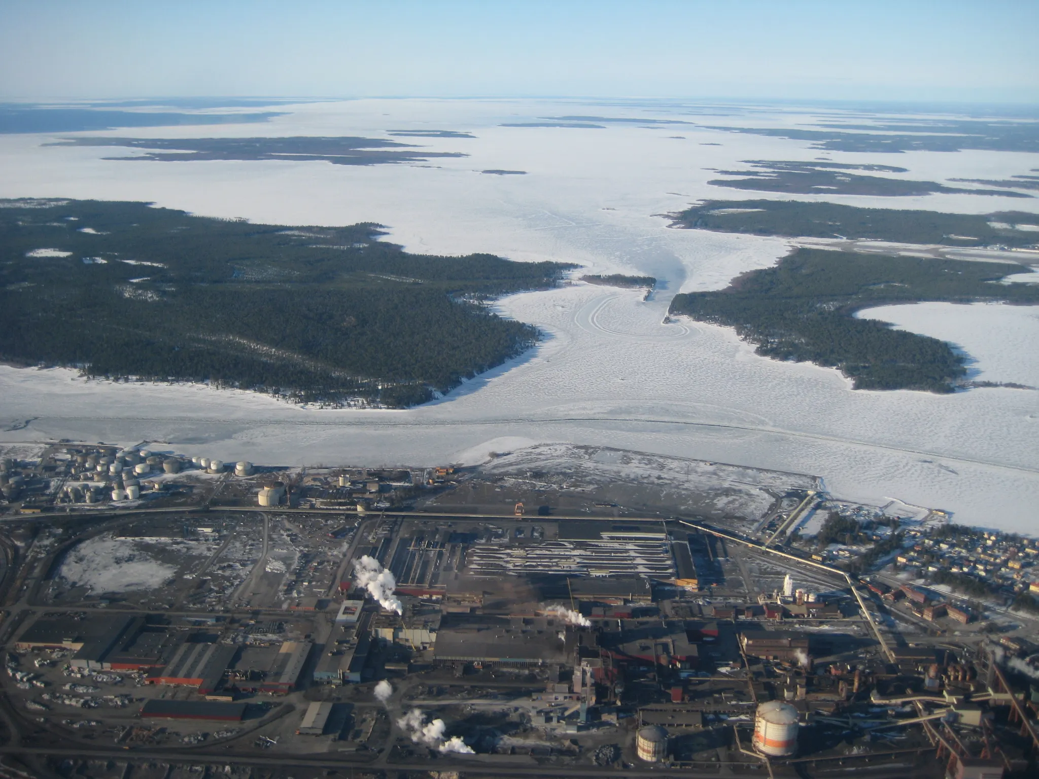 Photo showing: Industrial district of Luleå facing the Gulf of Bothnia (Norrbotten County, Sweden)