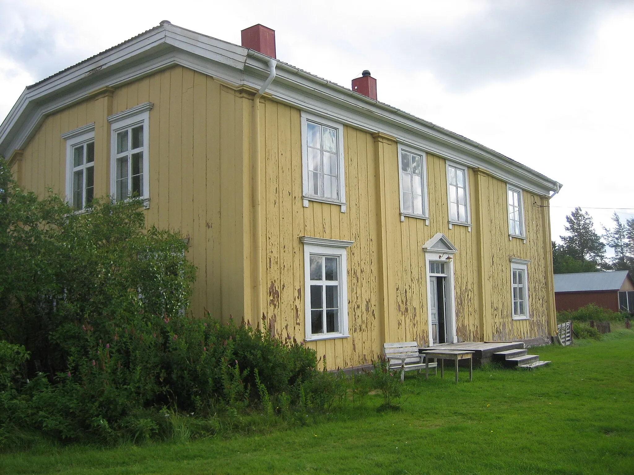 Photo showing: The Thurdin House in Bobacken, Västerbotten, Sweden. Main building from 1823, expanded 1846-48.