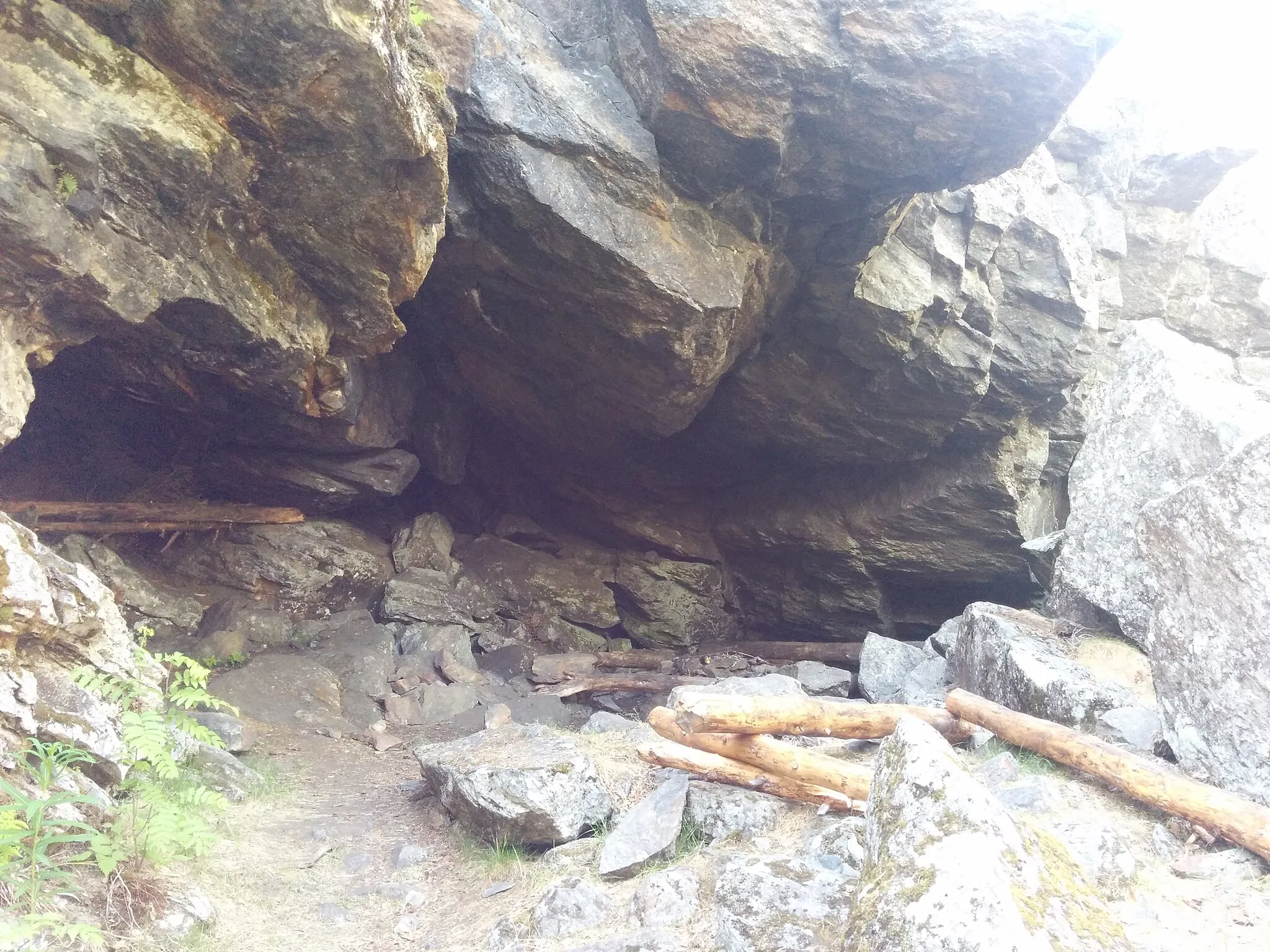 Photo showing: En grotta i sidan av Jättstuberget, cirka 11m brett, 9m långt och 3m högt. Används som utflyktsmål med grillplats.