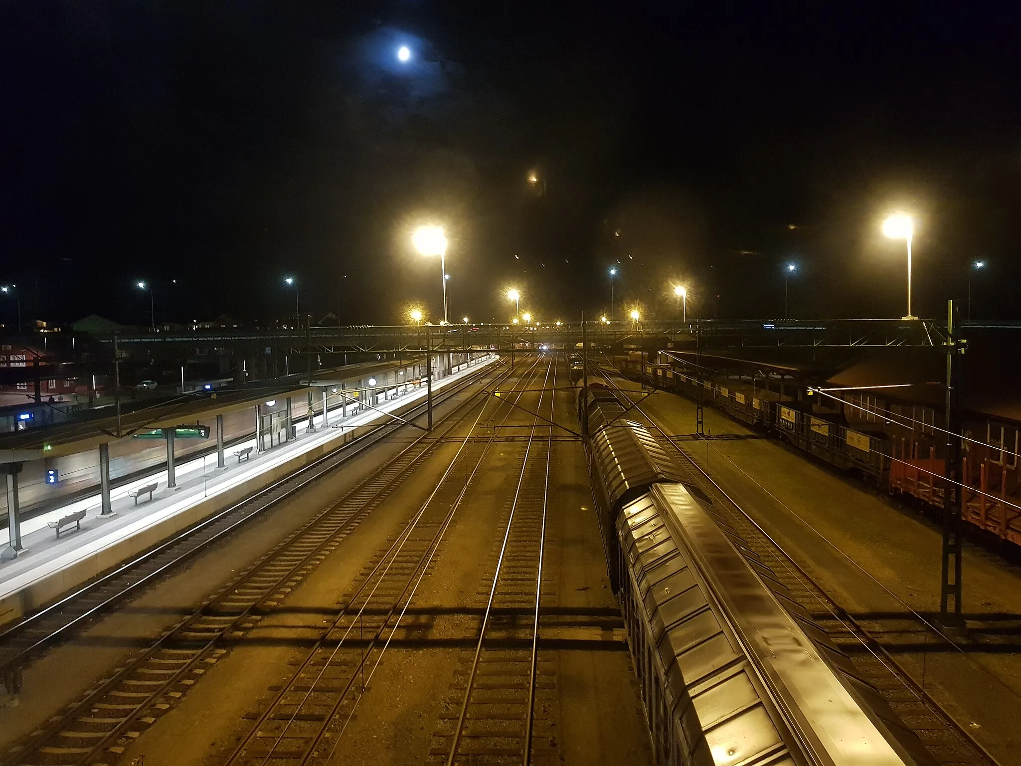 Photo showing: Järnvägsspåren vid Älmhult station.