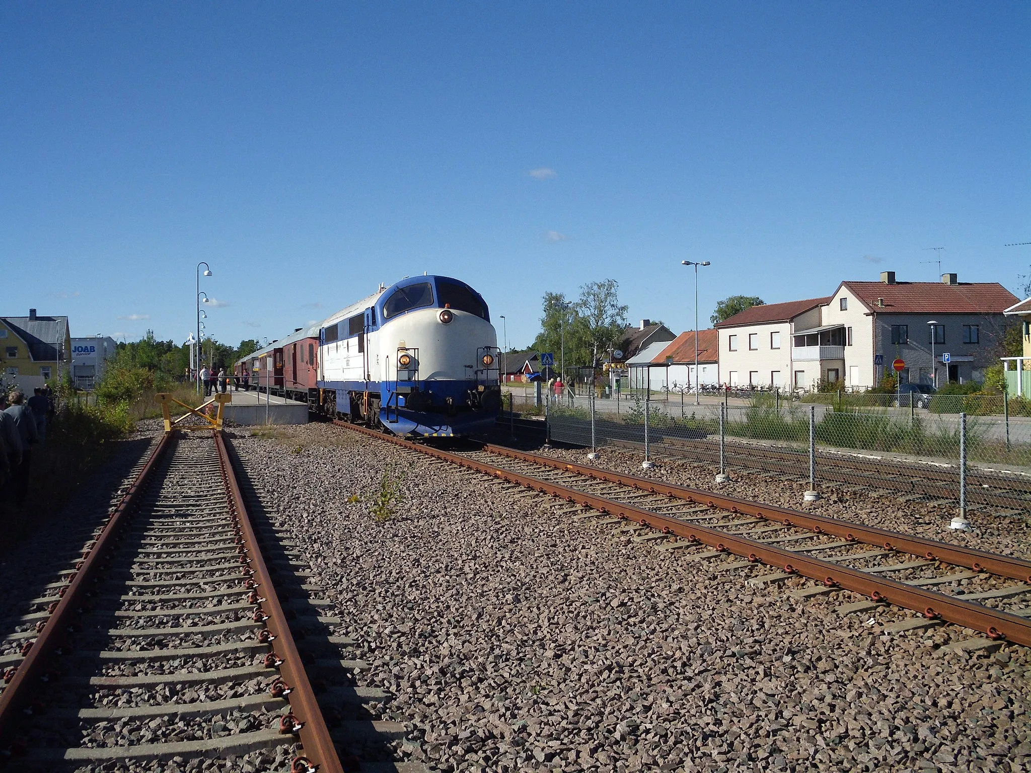 Photo showing: Train station in Blomstermåla, Sweden, with a tourist train at the platform.