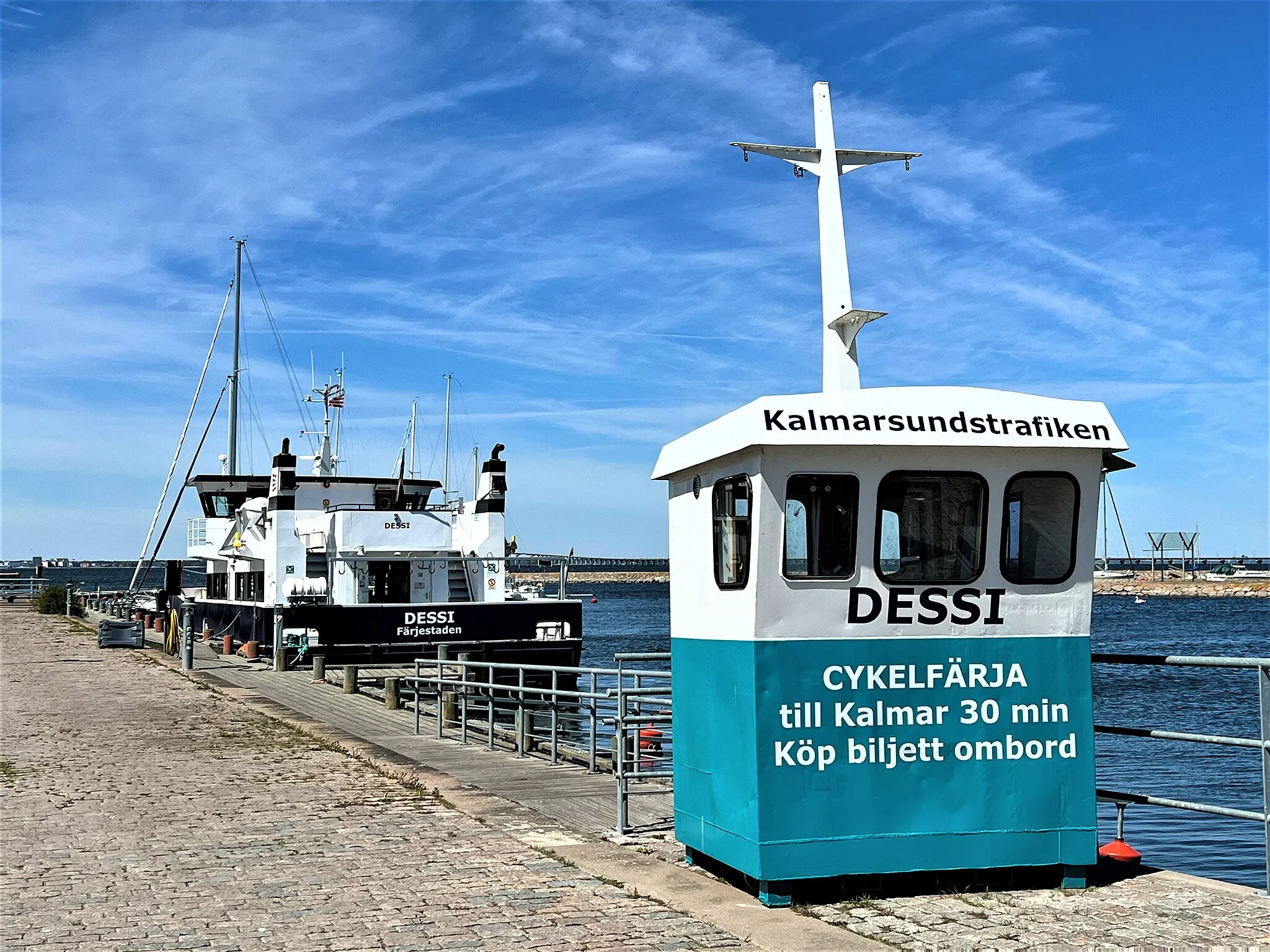 Photo showing: Svensk passagerar- och cykelfärja M/S Dessi byggd av Motiva Yacht ApS i Lundeskov i Danmark 2006. Färjan trafikerar leden Färjestad (Öland) - Kalmar över Kalmarsund. M/S Dessi förtöjd på sin kajplats i Färjestadens hamn på Öland i maj 2022.