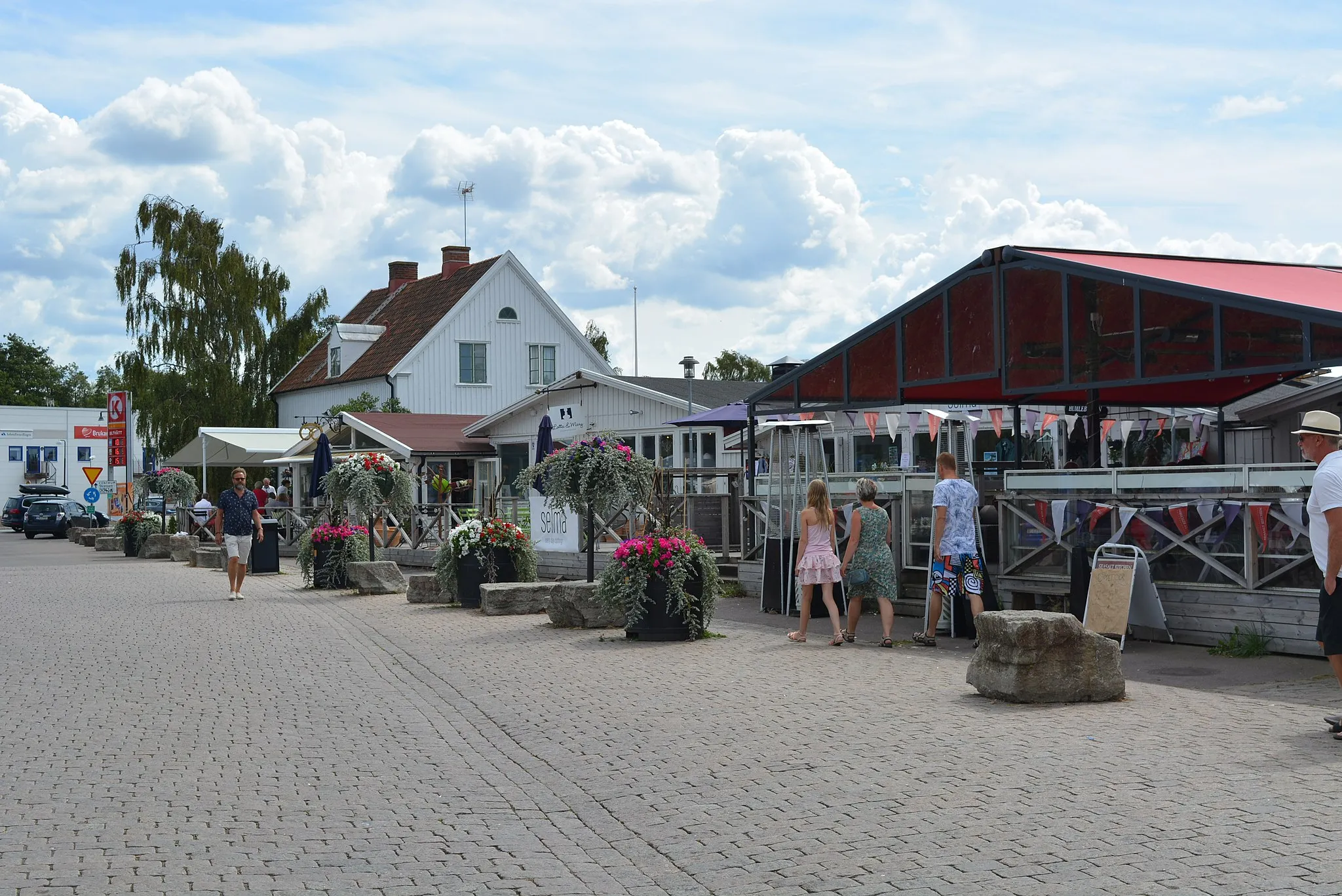 Photo showing: Summer shops at the harbor in Färjestaden.