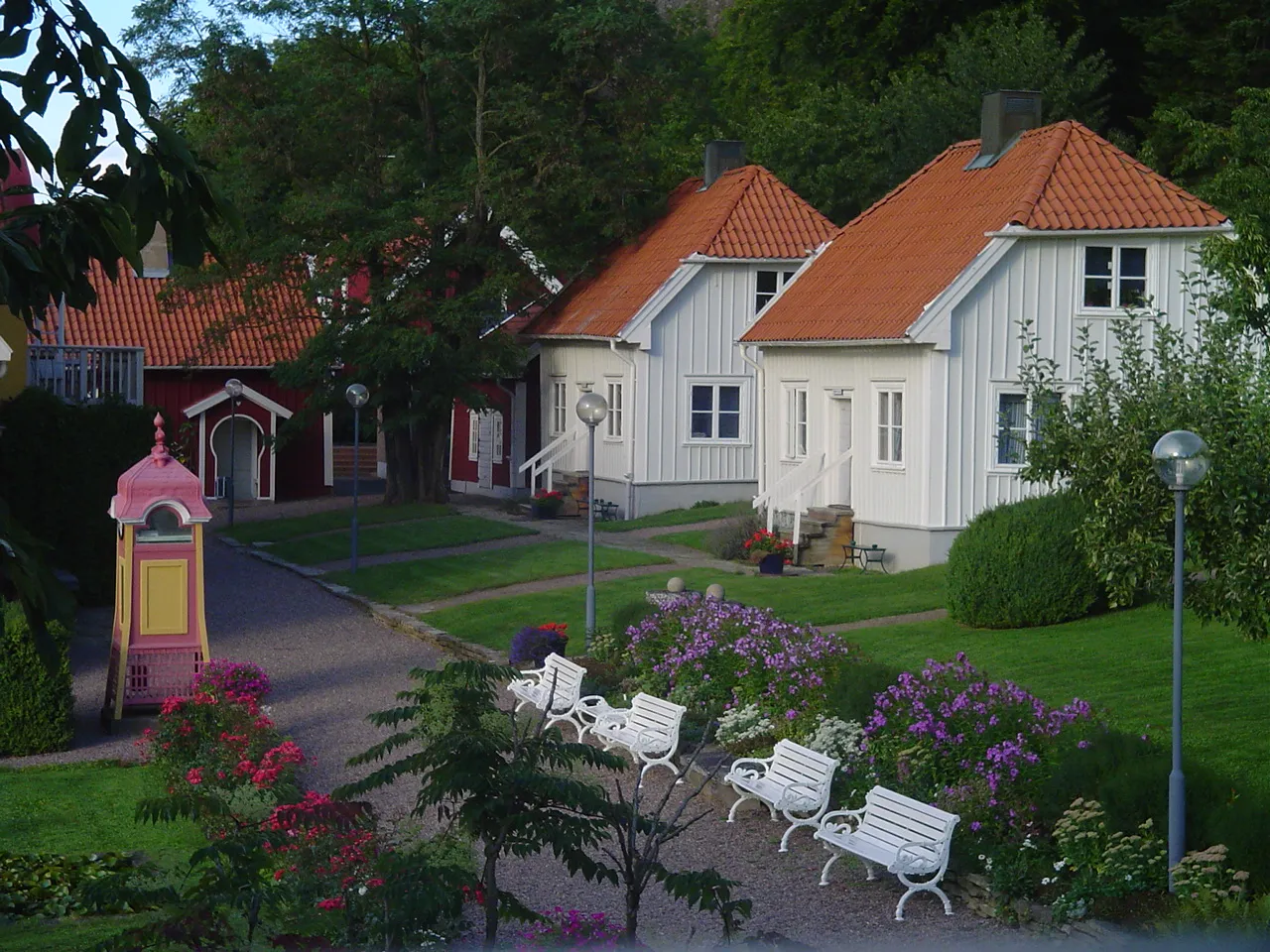 Photo showing: Grennaskolans trädgård