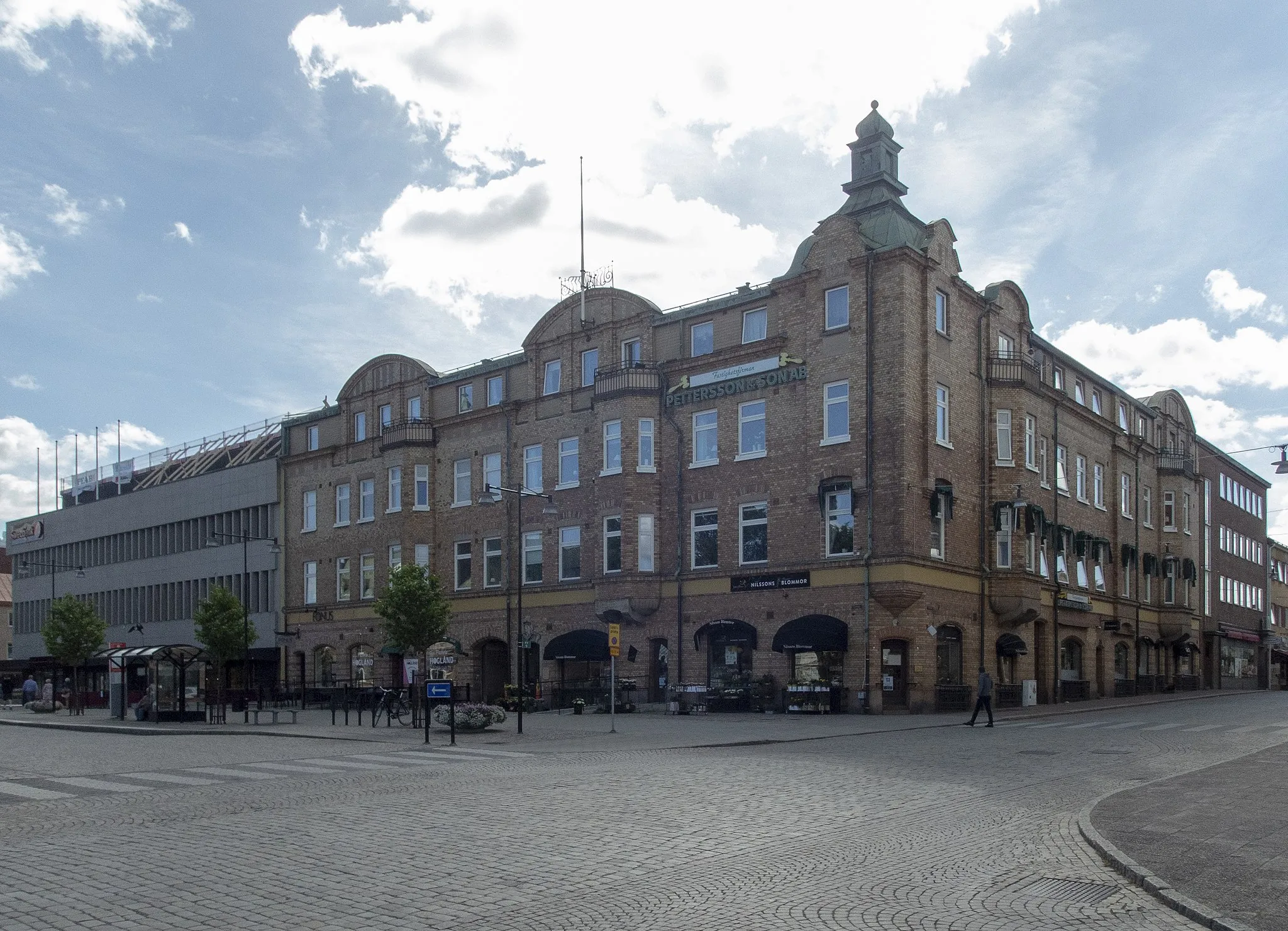 Photo showing: Gamla Sparbankshuset, Nässjö. Uppfört 1905-1907 för Nässjö sparbank. Arkitekt August Atterström. 1913-14 tillbyggnad av samme arkitekt