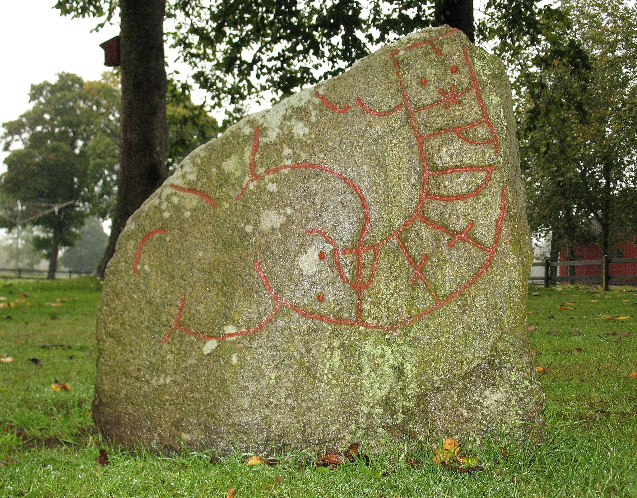 Photo showing: Runestone Sm 76.

This is a picture of an archaeological site or a monument in Sweden, number 4fa13959-b38d-4802-b69a-09a1bd9b2432 in the RAÄ Fornsök database.