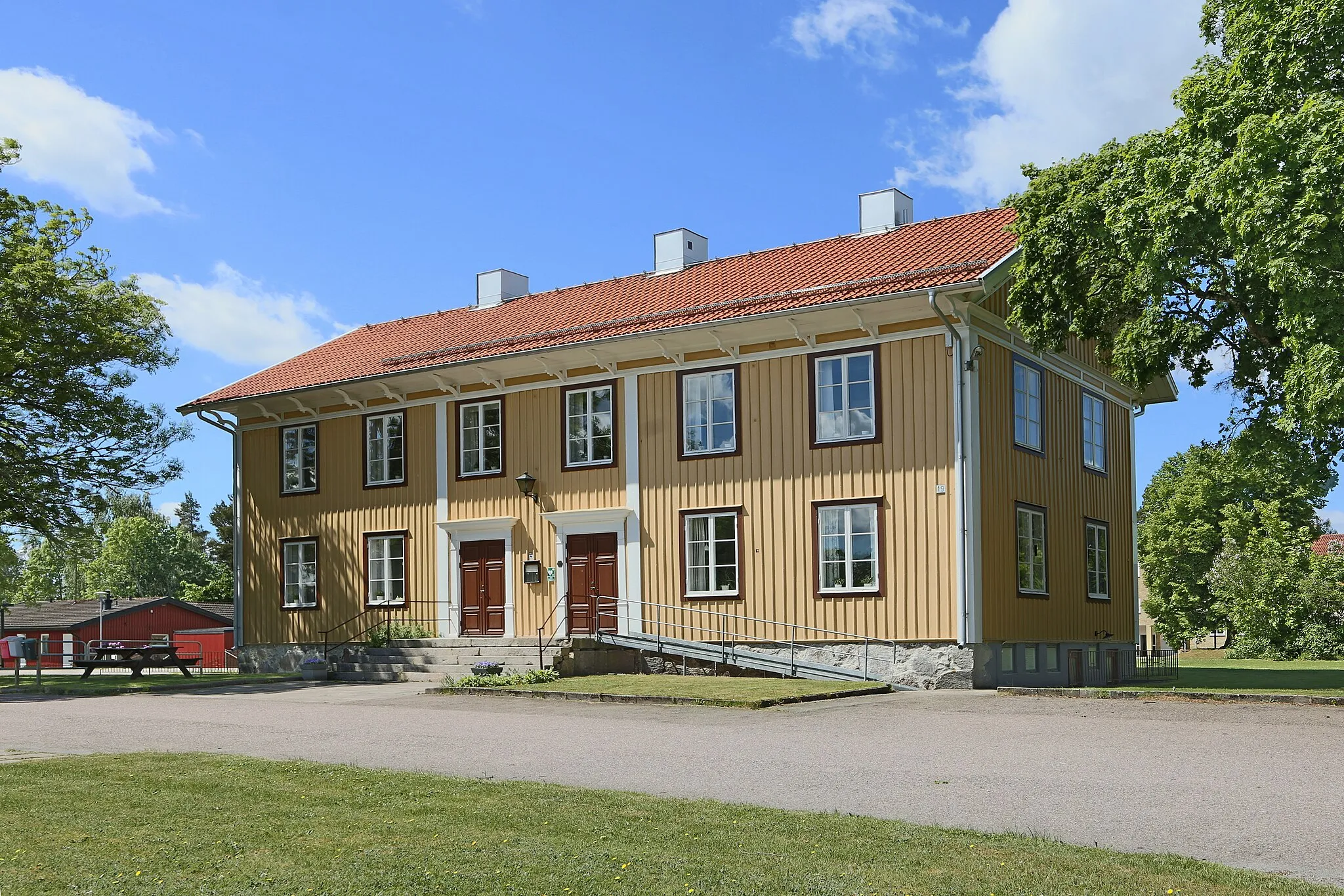 Photo showing: A typical Swedish wooden building (schoolhouse). Seen in Linneryd, a place in Tingsryd Municipality, Kronoberg County, Sweden (population about 600).