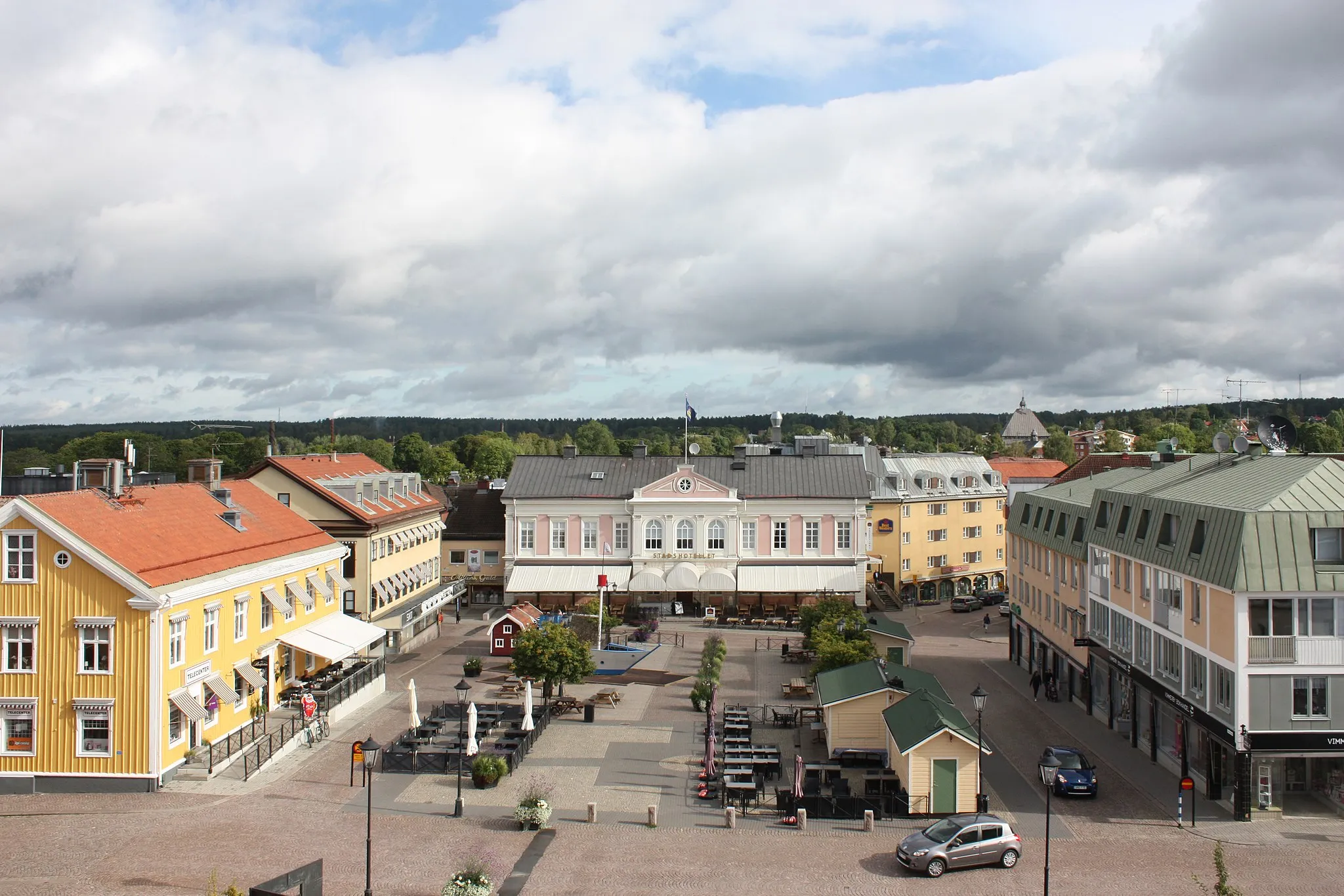 Photo showing: Torget i Vimmerby, med Stadshotellet. Bilden tagen från klocktornet.