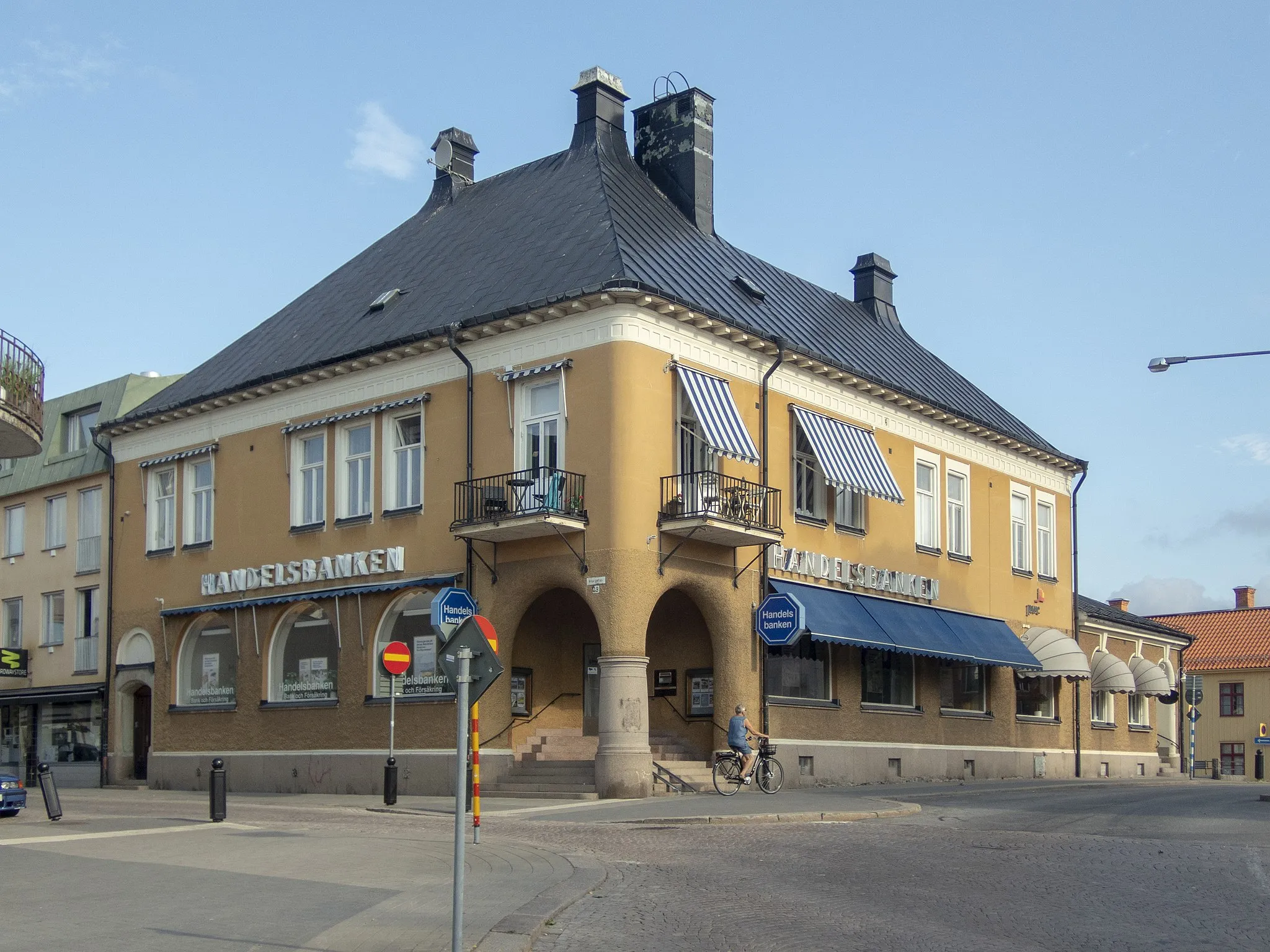 Photo showing: Handelsbankshuset Storgatan 39 i Vimmerby. kv. Lärkan 2. Uppfört 1902-1903 för Kalmar Enskilda Bank. Arkitekt: Carl Kempendahl