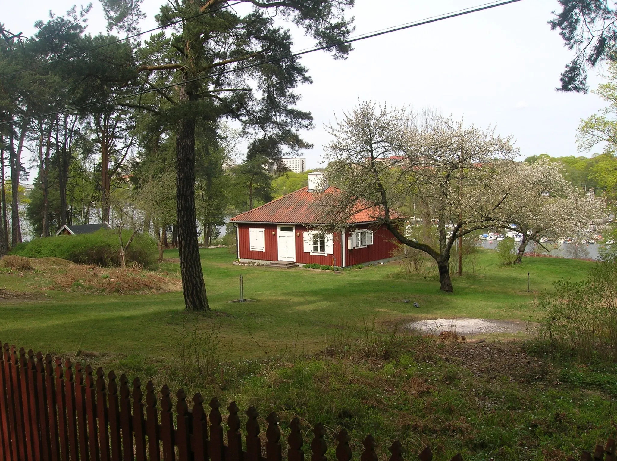 Photo showing: Dianelund, intill Årstaviken, mellan koloniområdena Stugan och Dianelund.
Uppfört under 1800-talet, användes i slutet av 1800-talet som stubinfabrik

Används ibland som servering