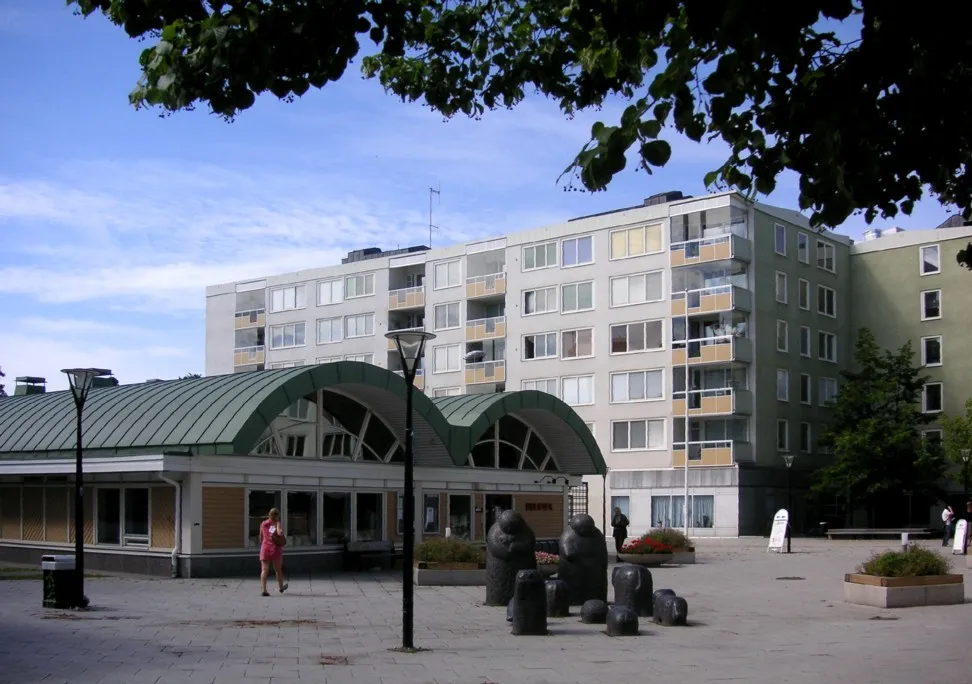 Photo showing: Bergshamra bibliotek med skulpturgruppen "Noaks Ark" framför.