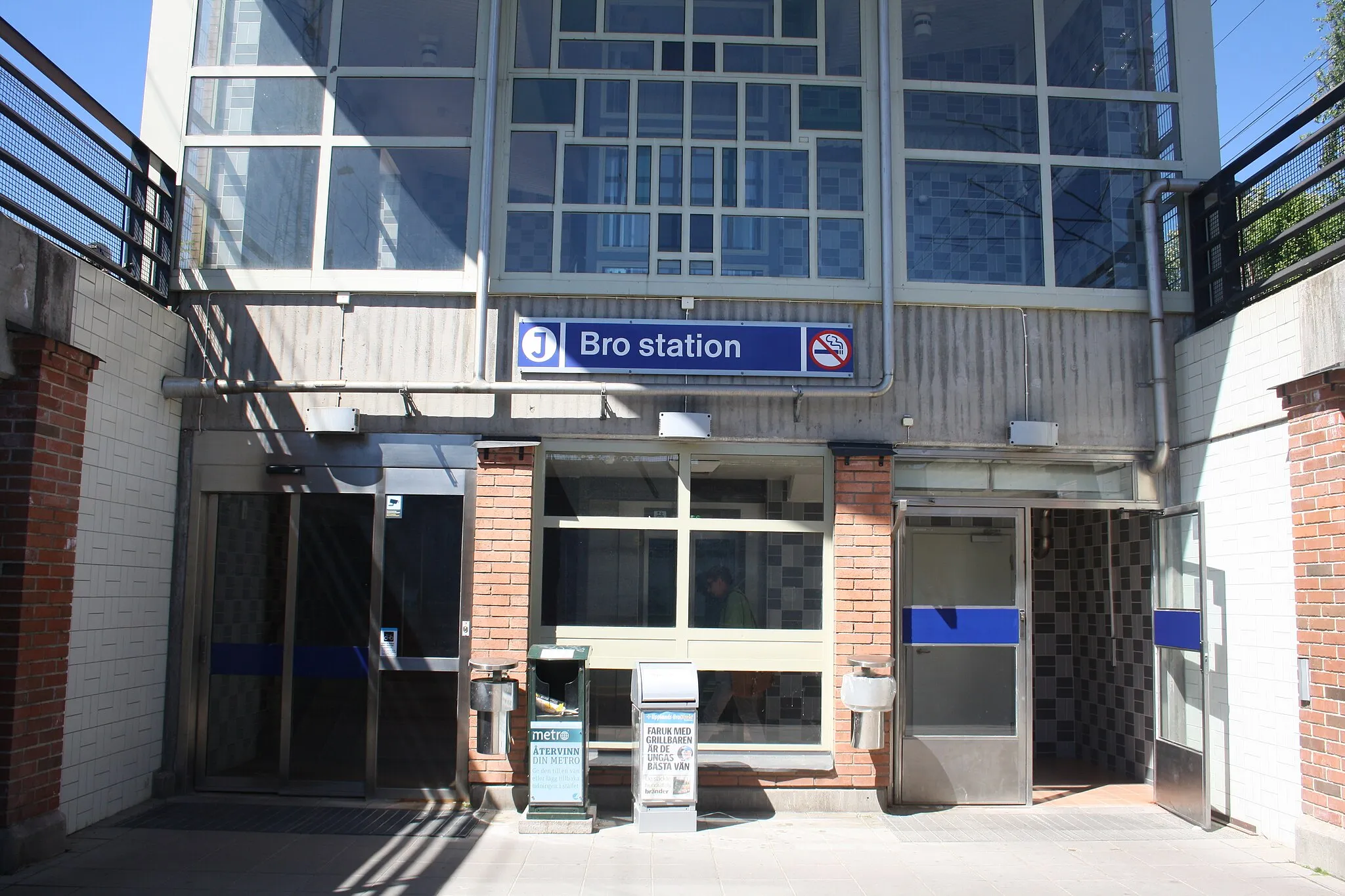 Photo showing: Bro station