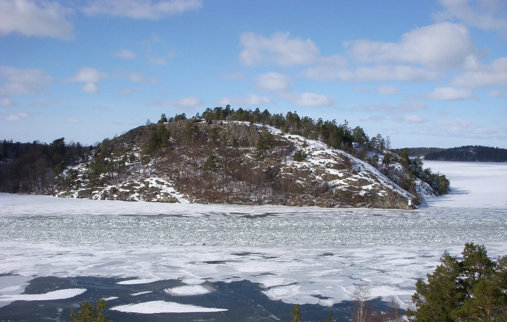 Photo showing: Ön Estbröte i Mälaren, sedd från Vårberg