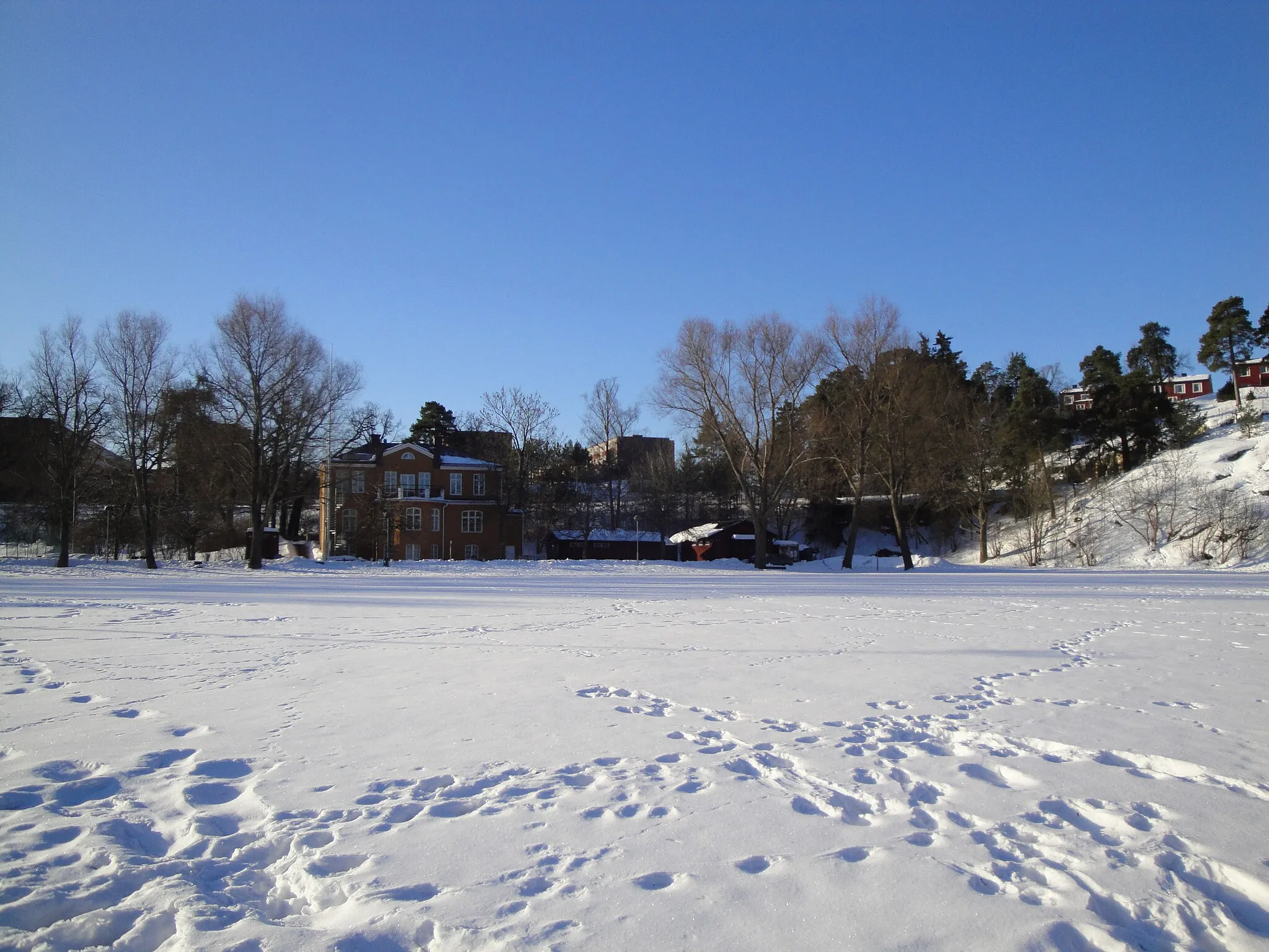 Photo showing: Villa Caprifol i Fisksätra med höghusen i bakgrunden och låghusområde Fiskarhöjden till höger.