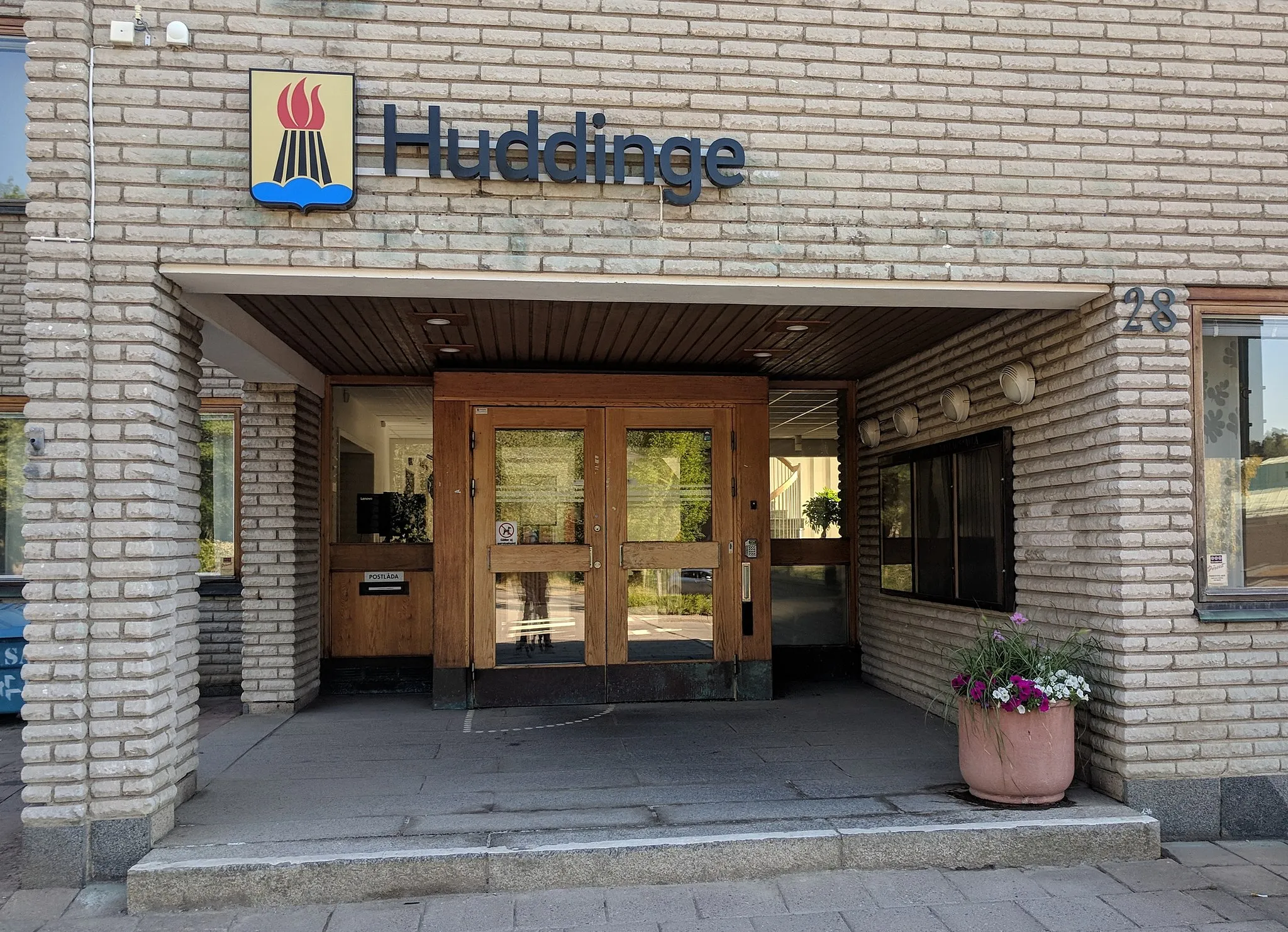 Photo showing: Ingång till Huddinge kommuns kommunalhus