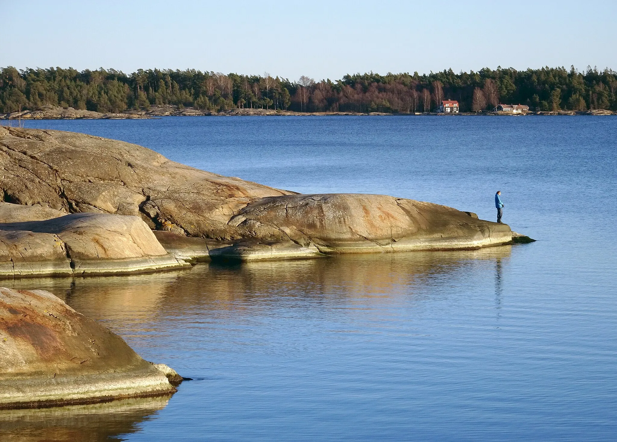 Photo showing: Gårdsfjärdens klippor vid Strandvägen