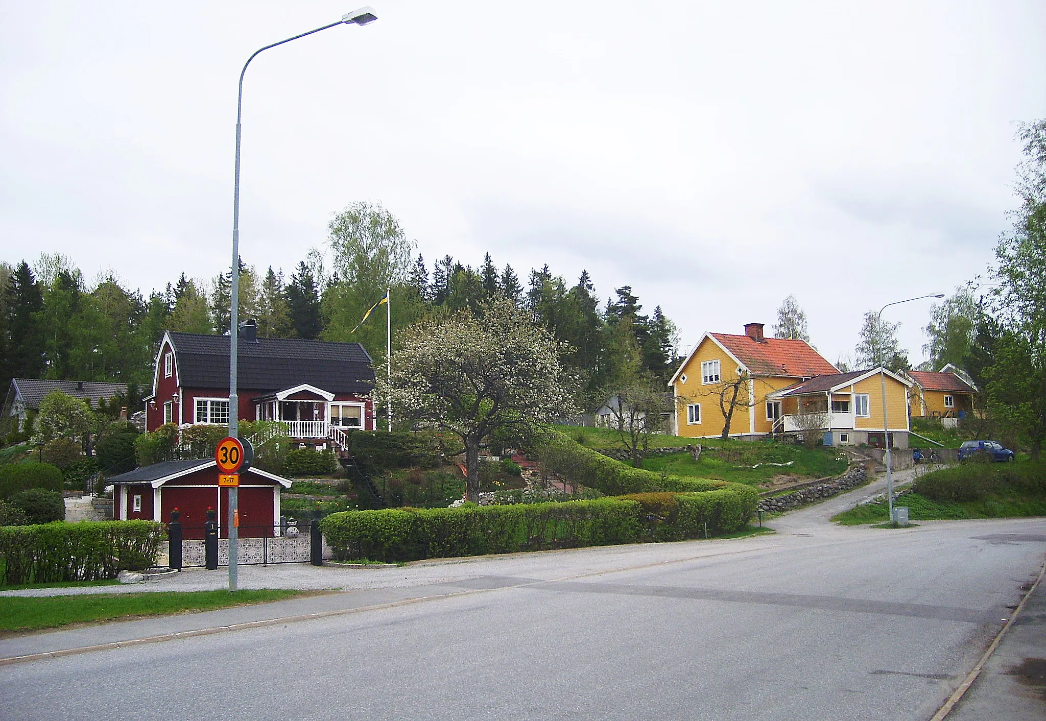 Photo showing: Family houses in Pershagen, an urban area outside Södertälje in Sweden.