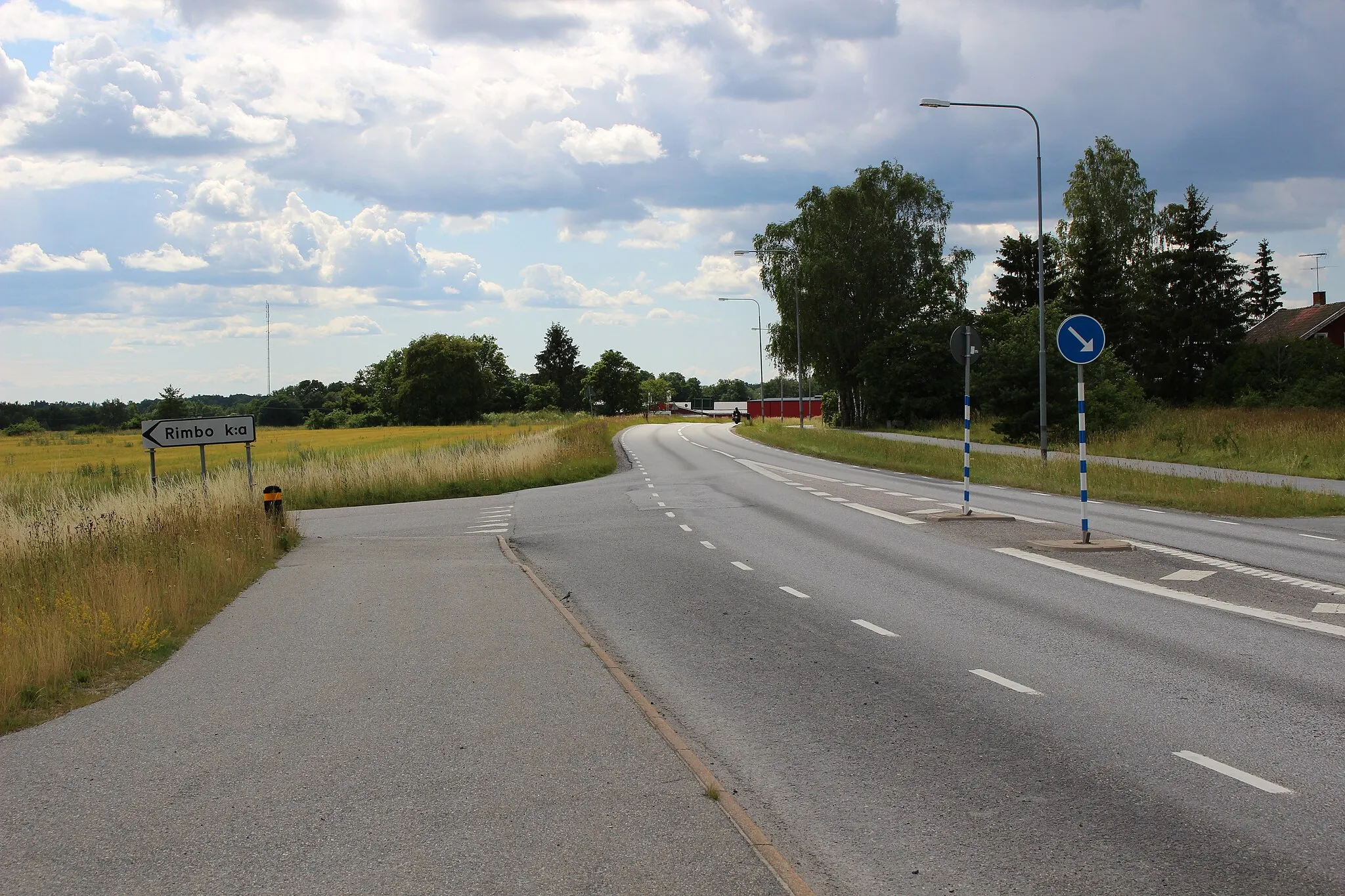 Photo showing: Länsväg 280 i Rimbo mot sydväst.